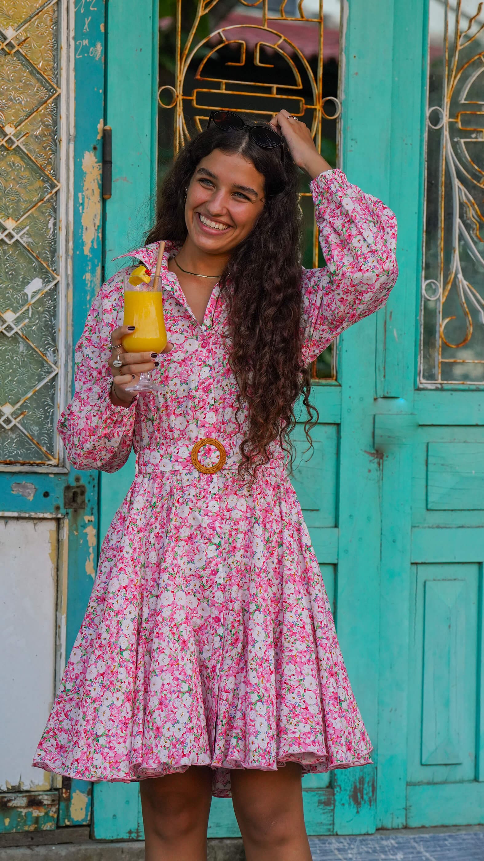 rosa skjortekjole med blomster