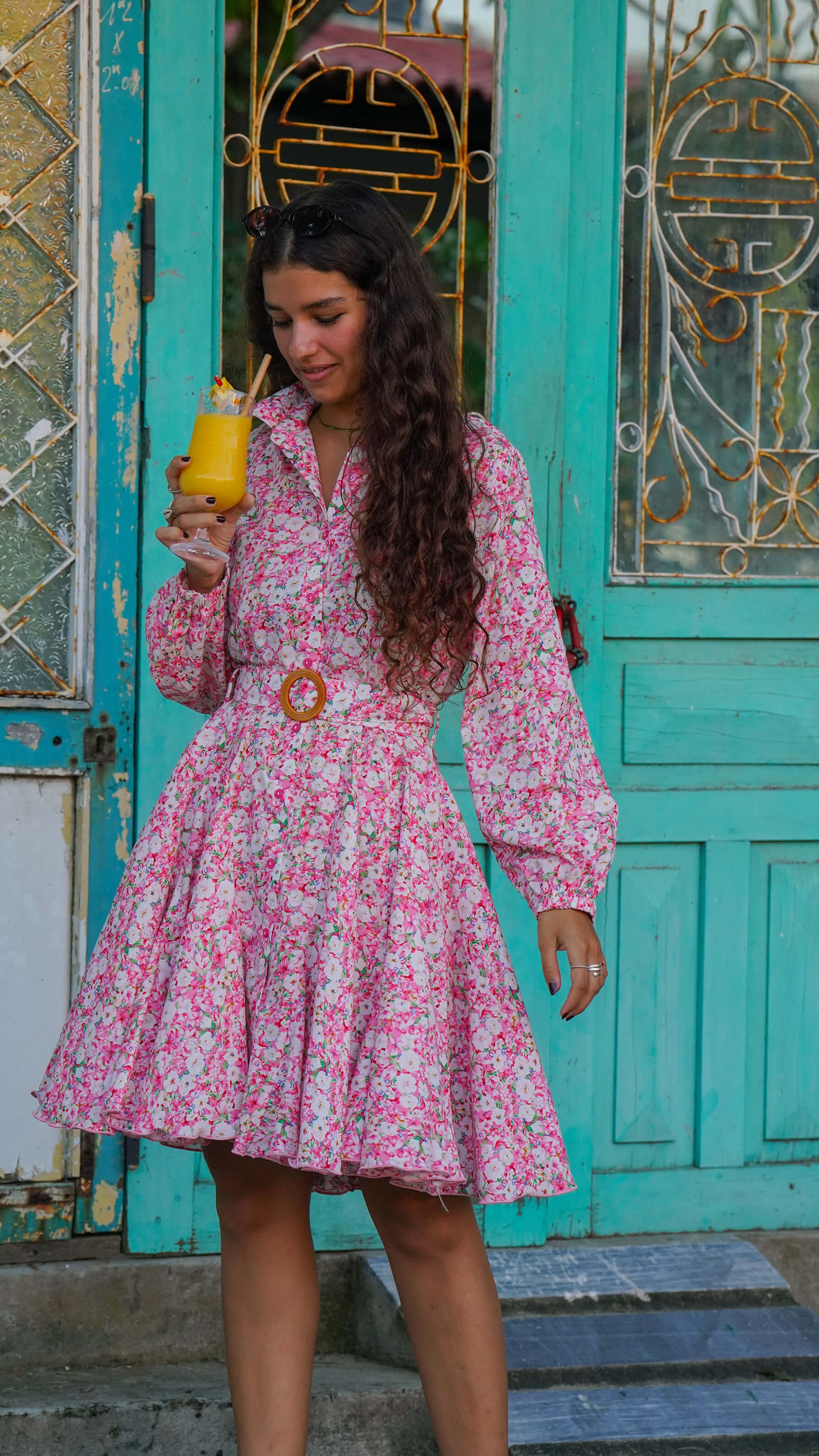 rosa skjortekjole med blomster