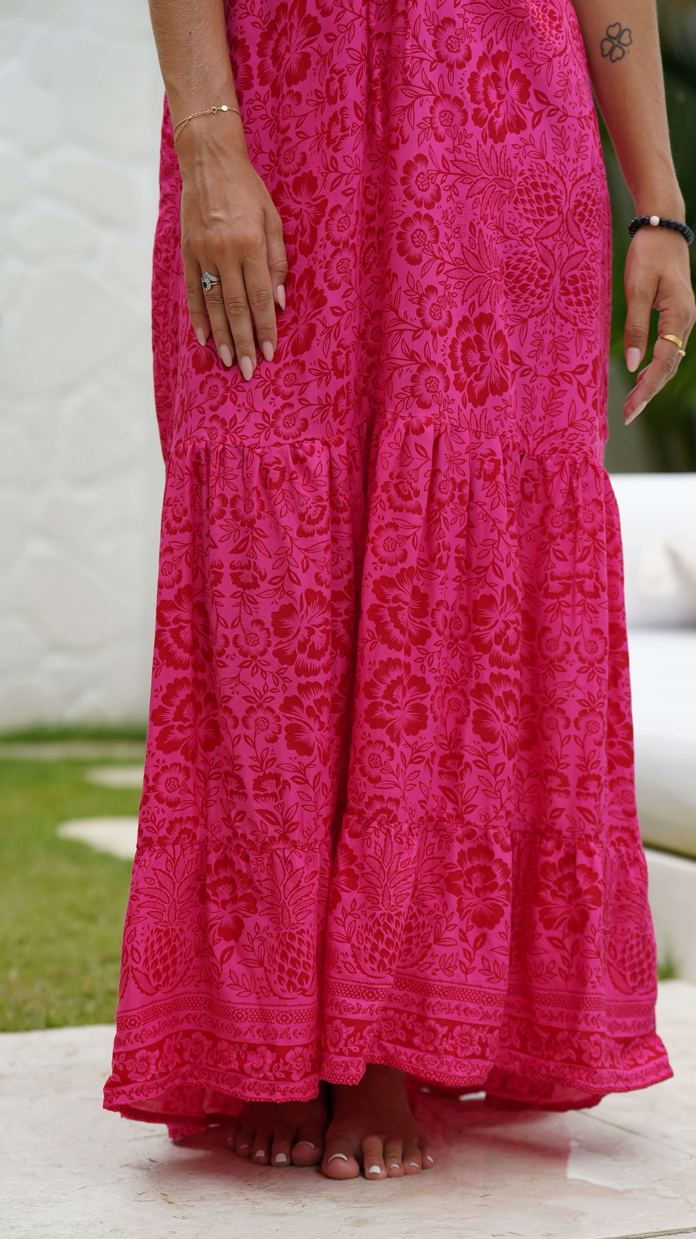 Lang stroppekjole med rødt og rosa mønster - Fjørkam sommerkjole