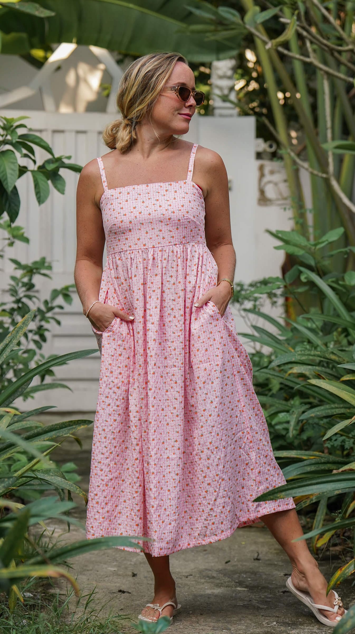 Rosa stroppekjole med rutete mønster