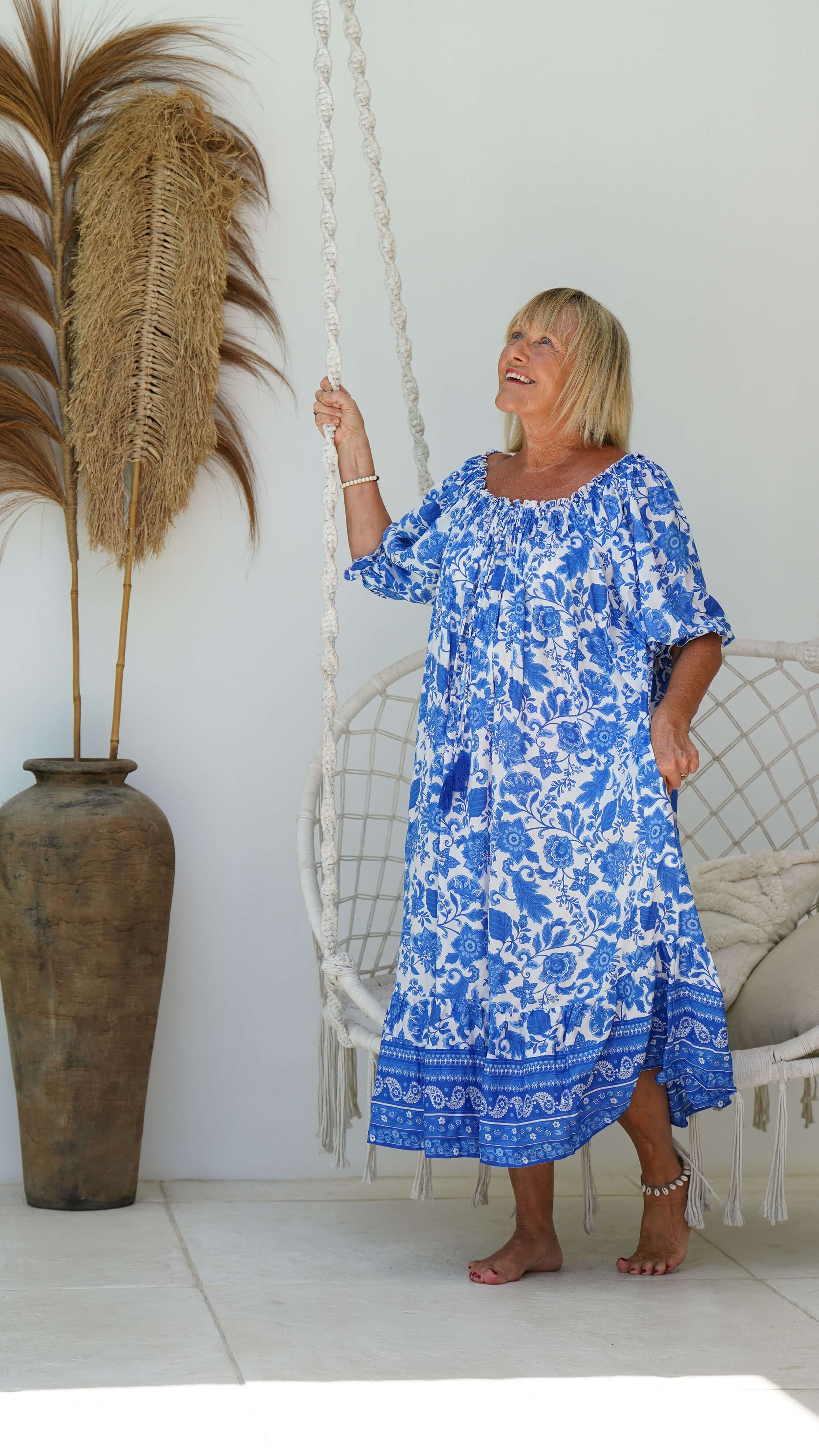 Blå og hvit luftig sommerkjole - Salvia midikjole