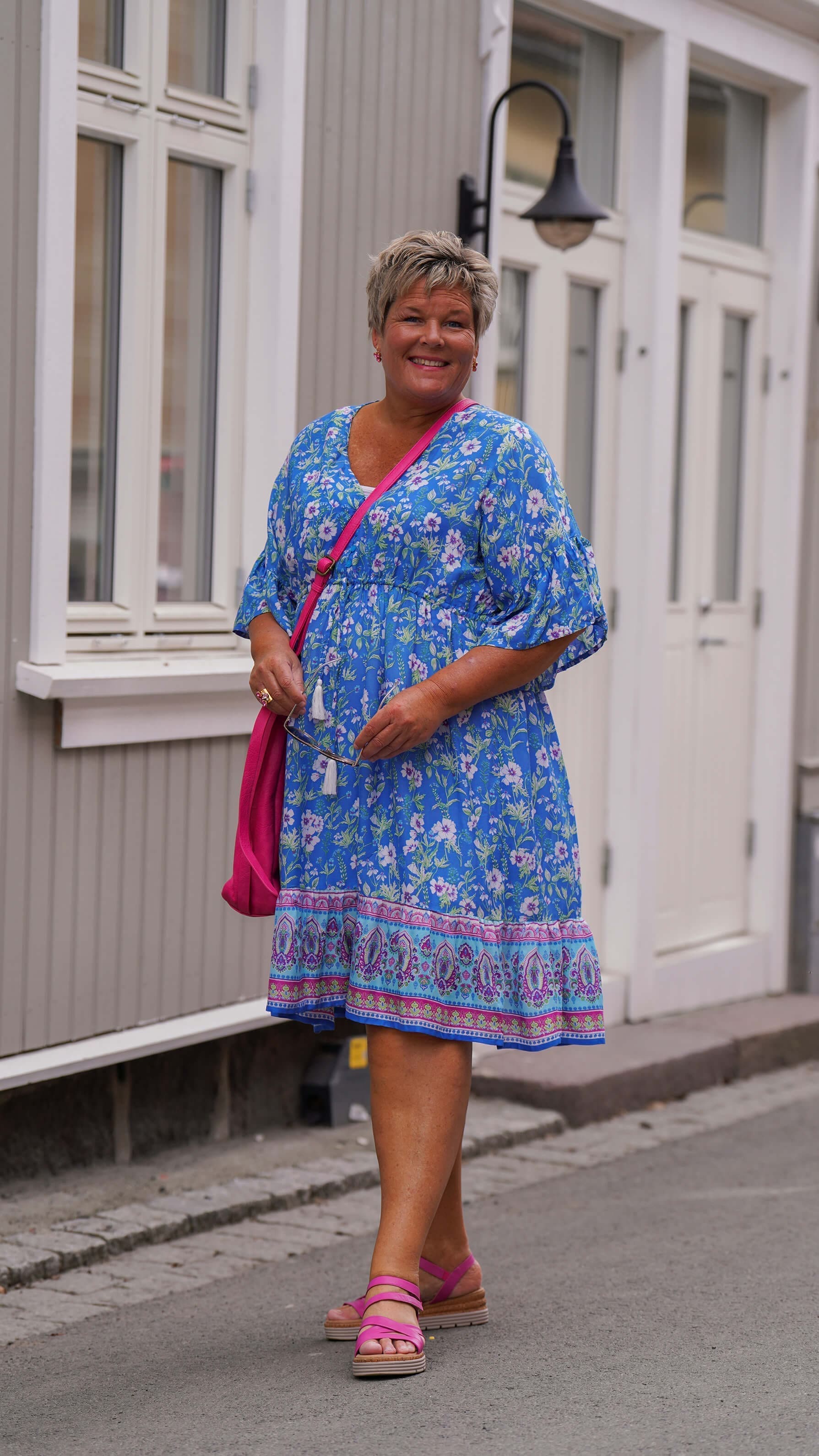 Blå kort sommerkjole