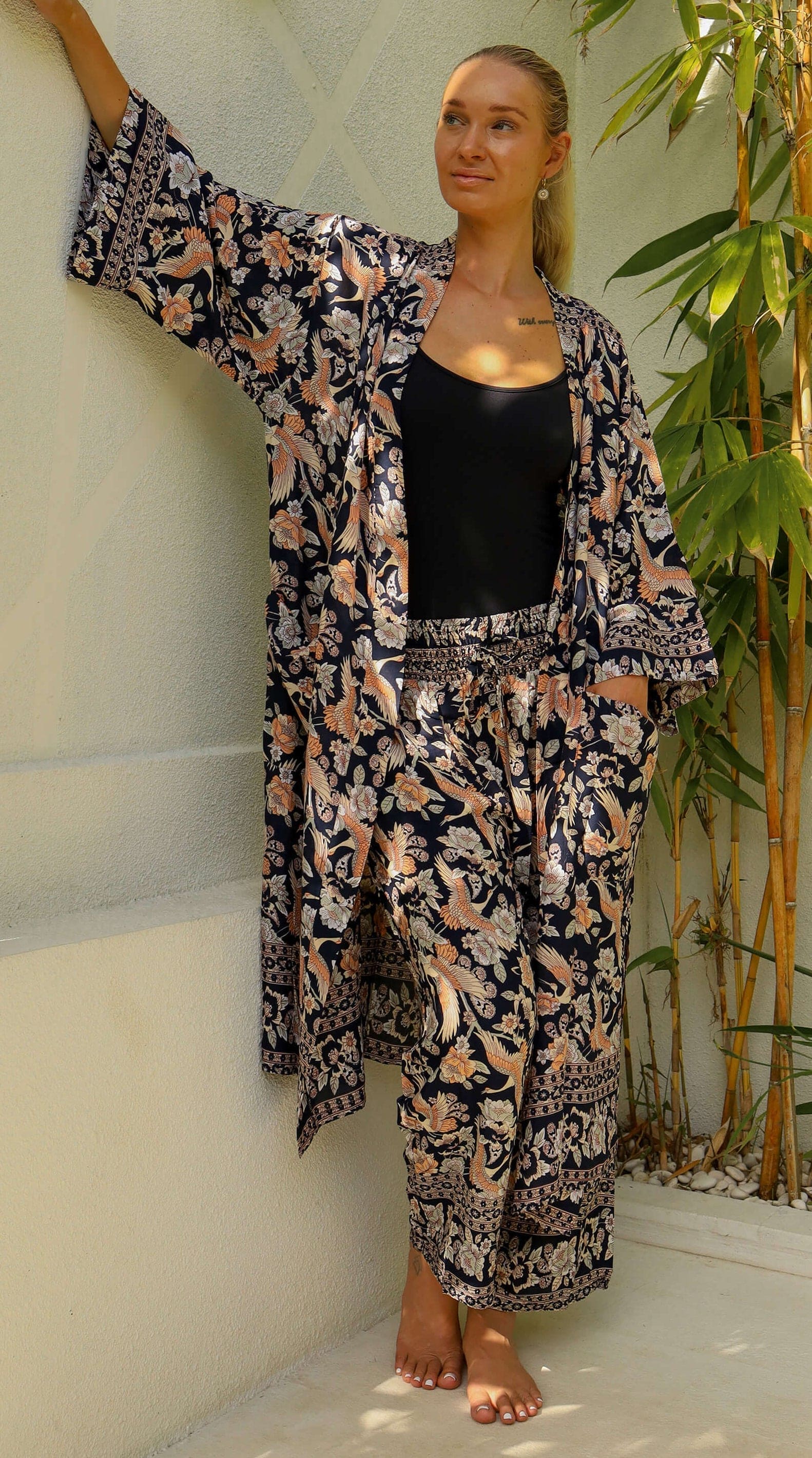 Svart kimono med fugl