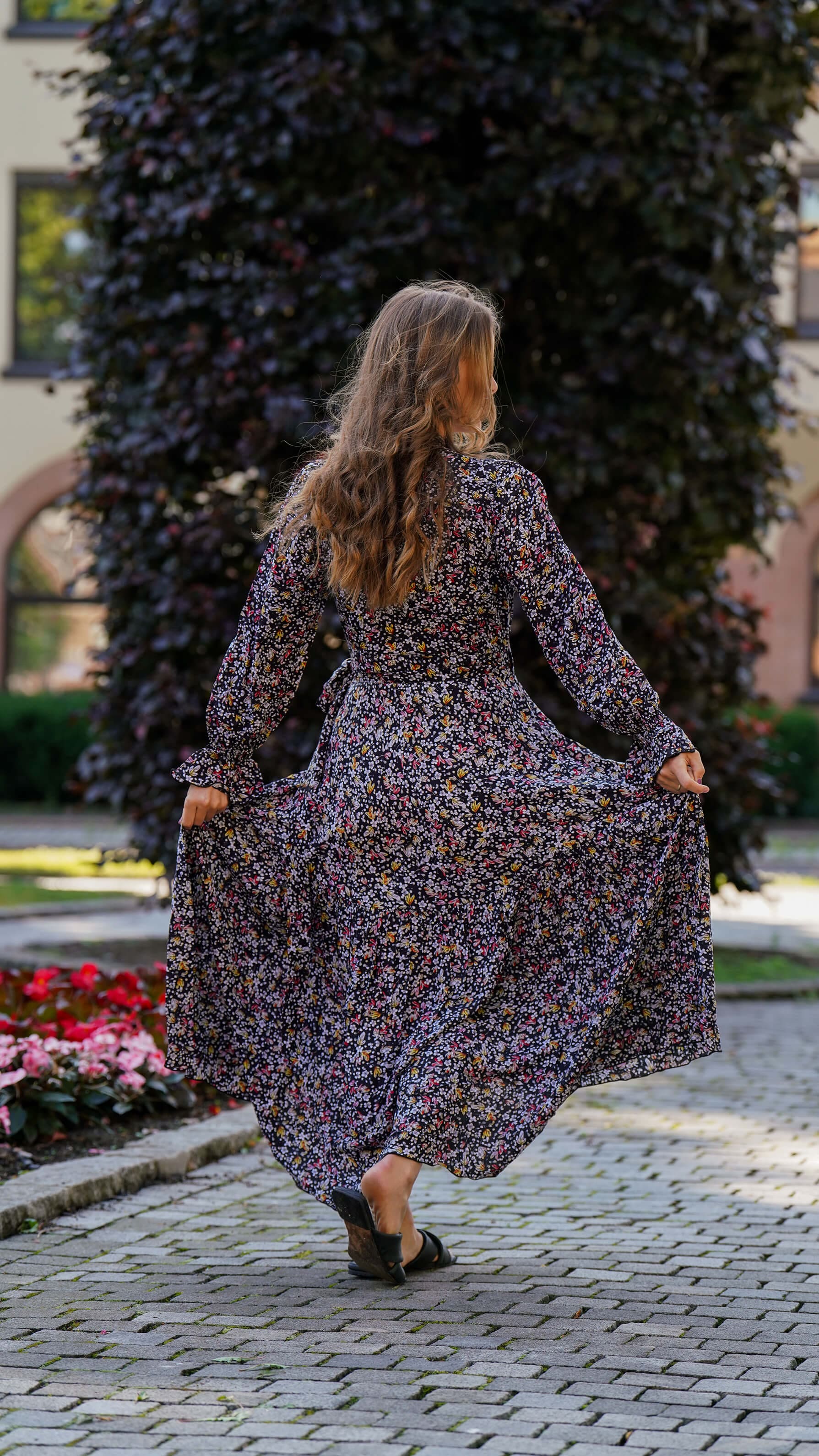 svart omslagskjole med blomster