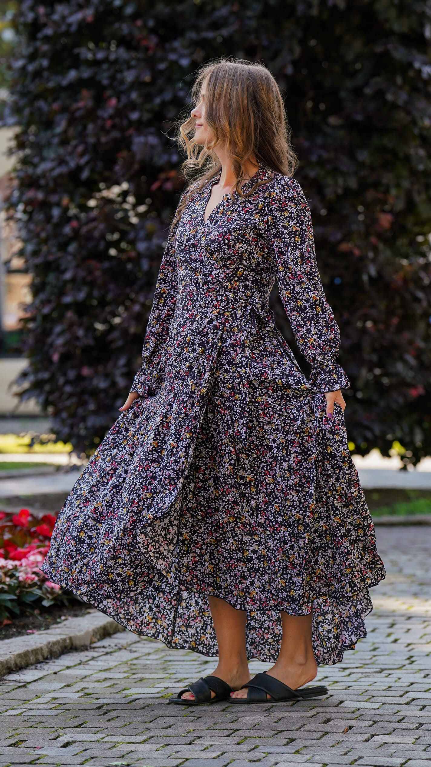 svart omslagskjole med blomster