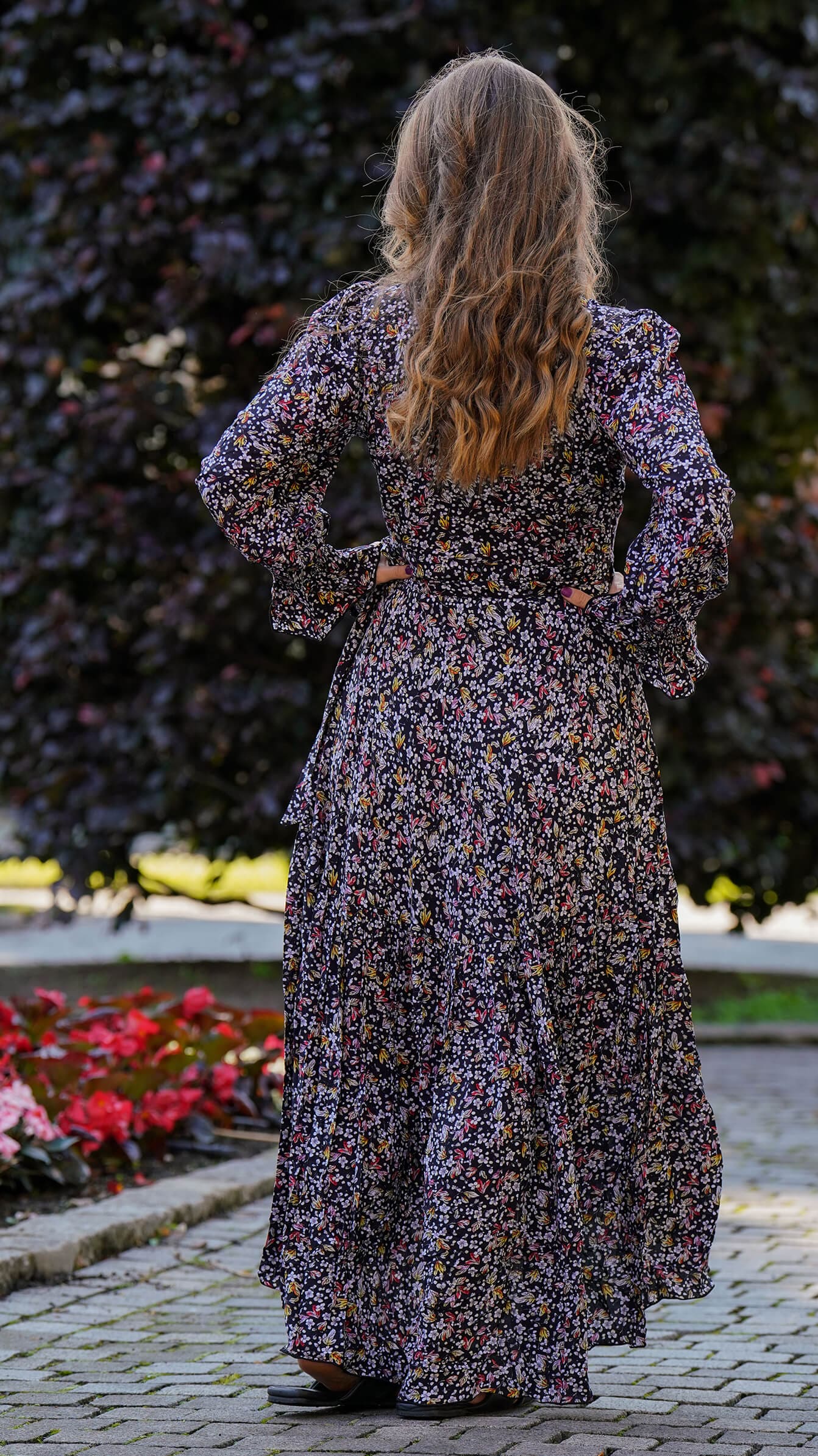 svart omslagskjole med blomster