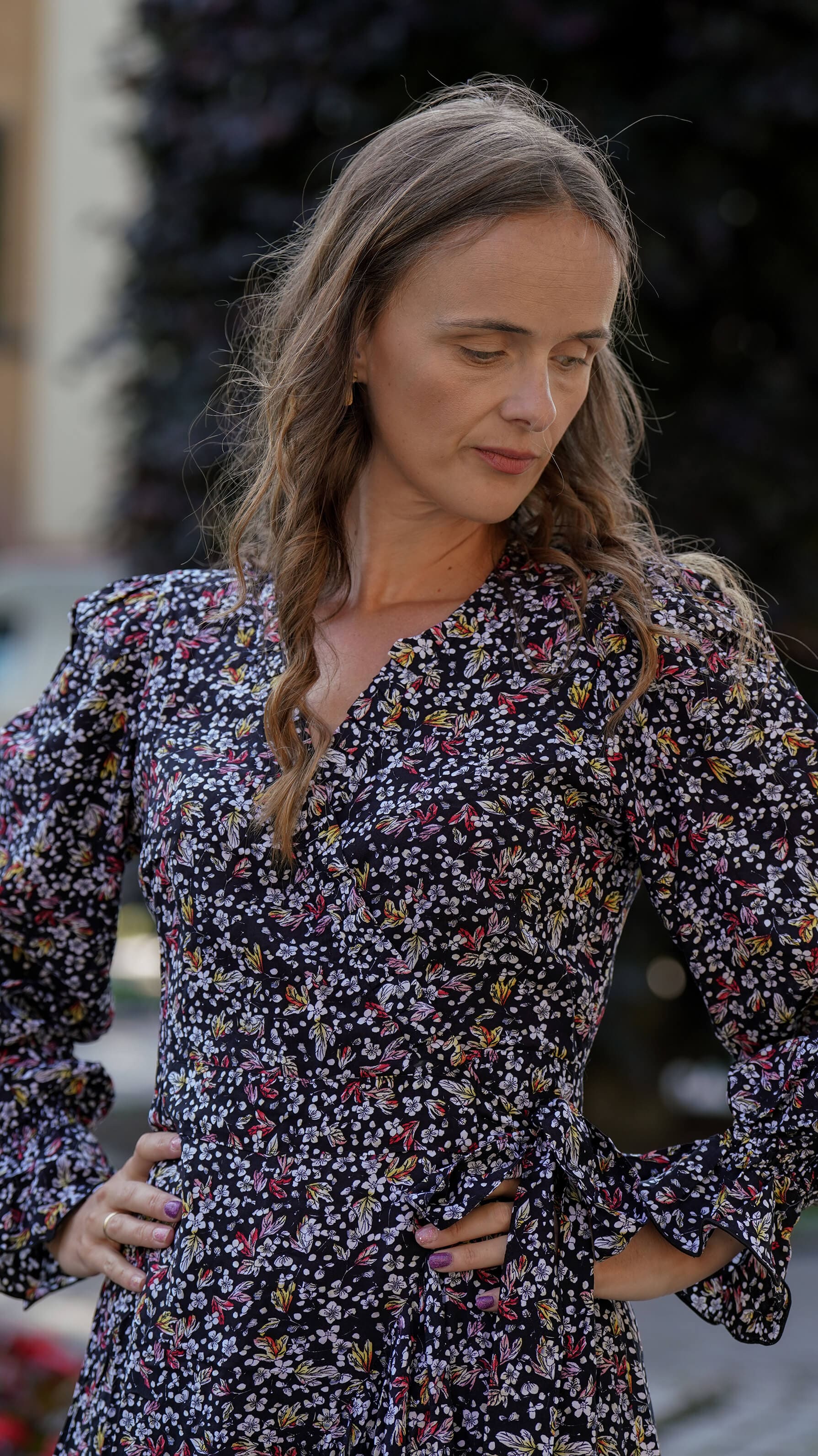 svart omslagskjole med blomster
