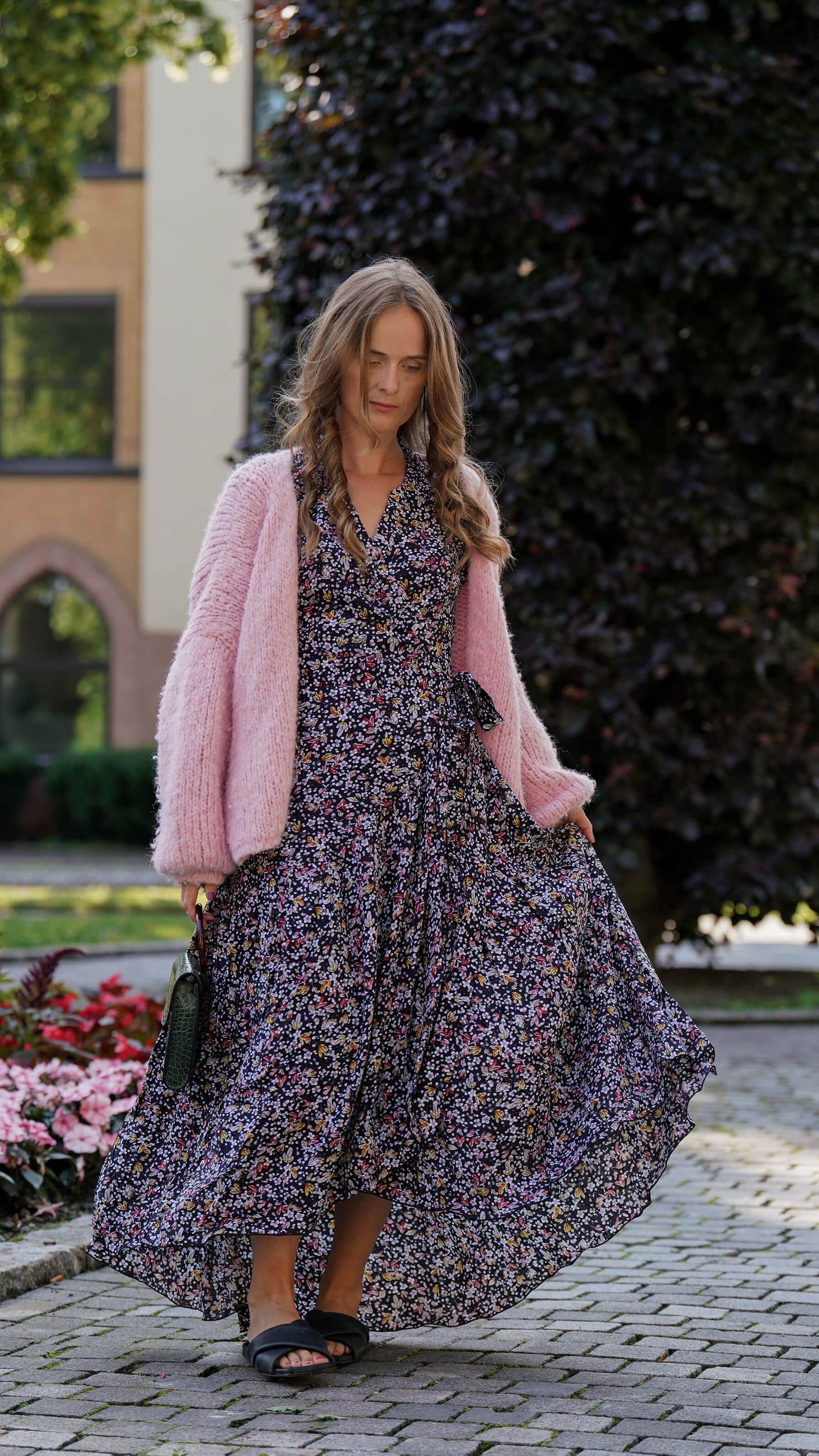 svart omslagskjole med blomster