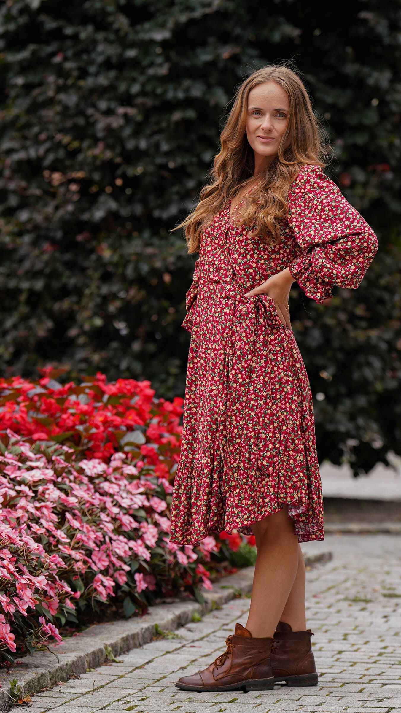 vinrød kort omslagskjole