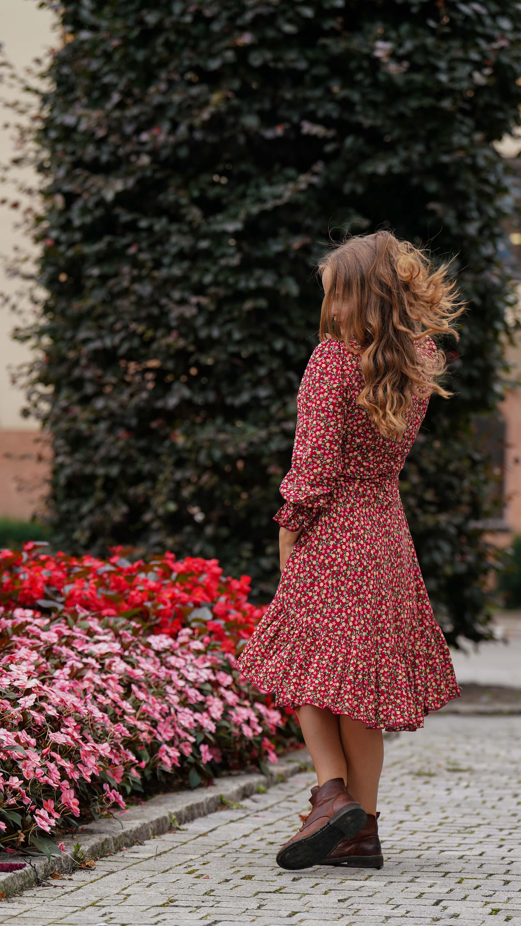 vinrød kort omslagskjole