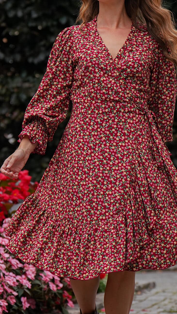 vinrød kort omslagskjole