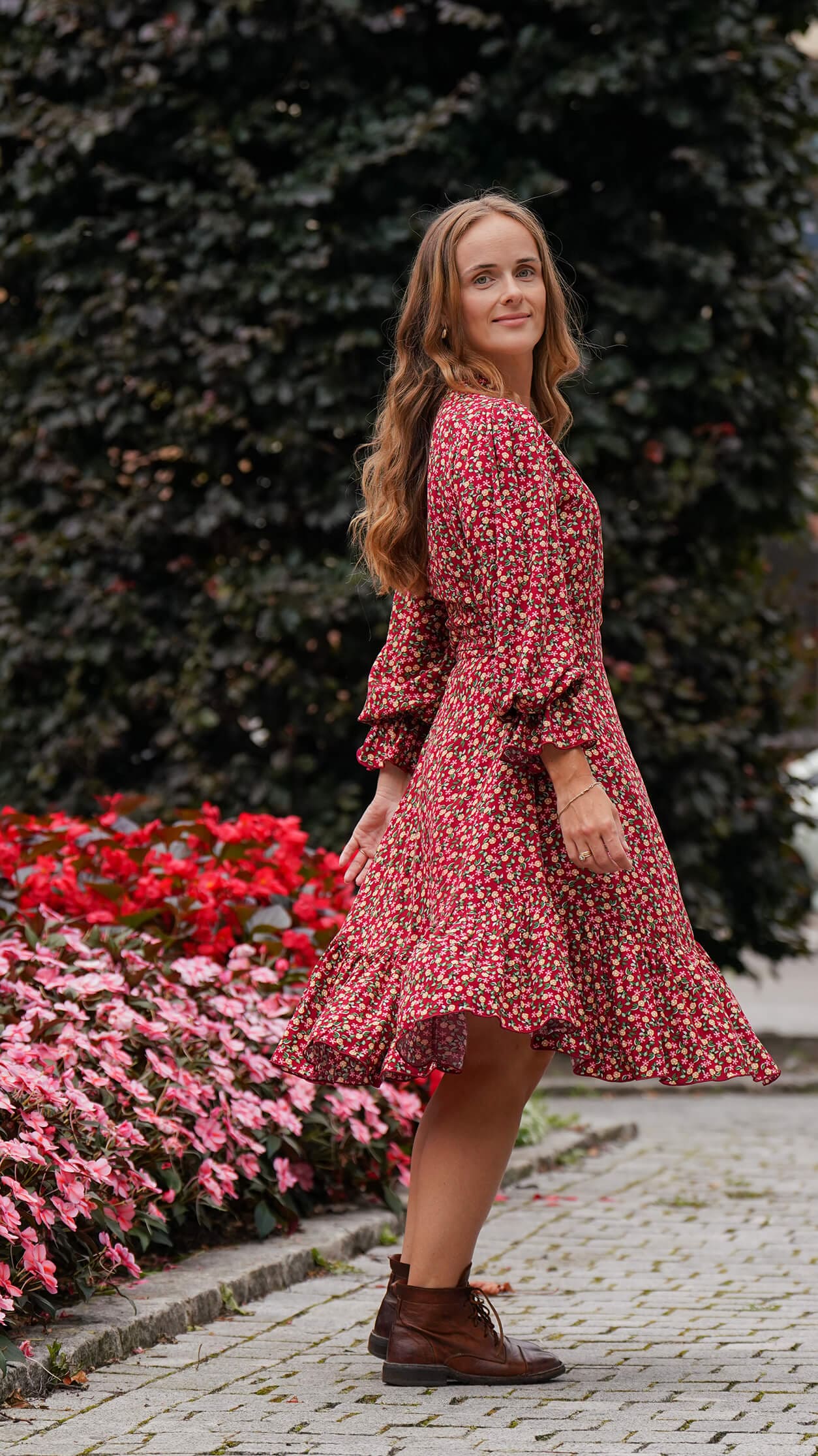 vinrød kort omslagskjole