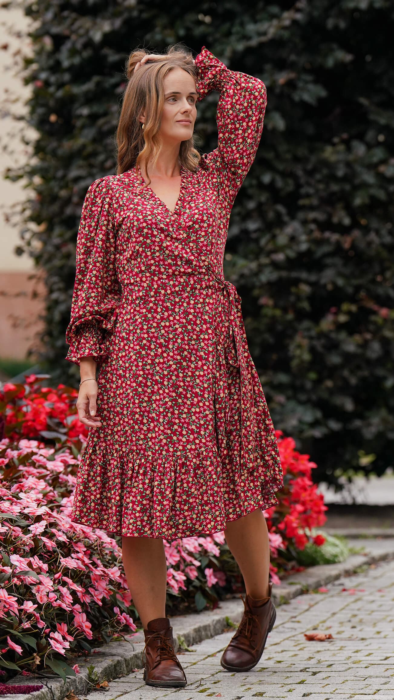 vinrød kort omslagskjole