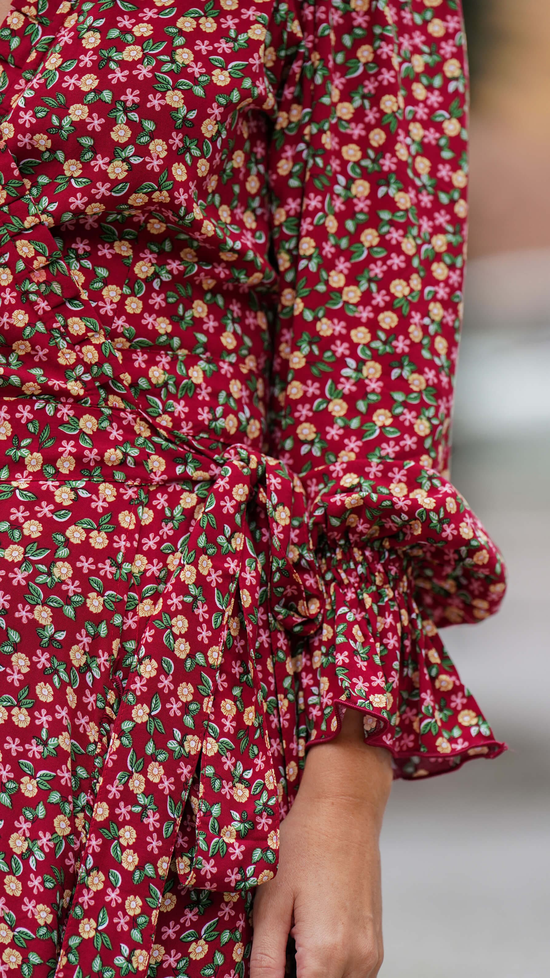 vinrød kort omslagskjole