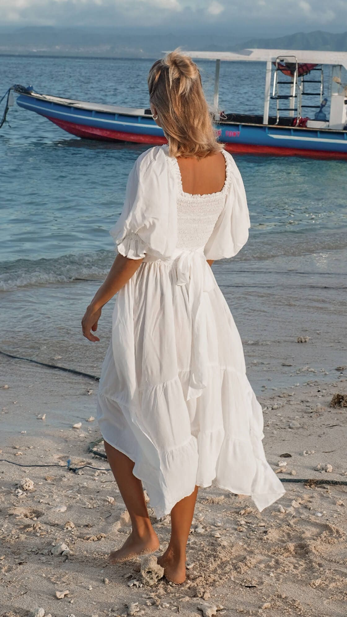 Hvit sommerkjole med puffermer og vaffelsøm