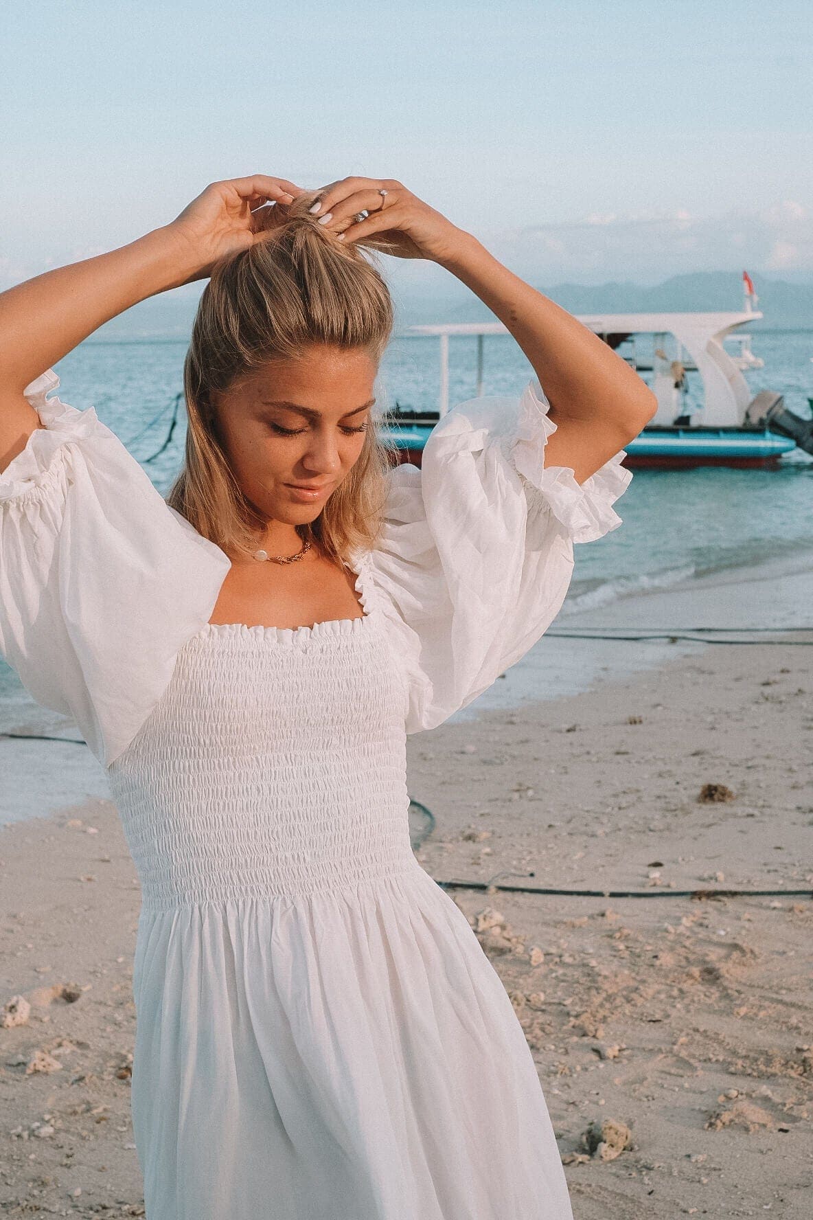 Hvit sommerkjole med puffermer og vaffelsøm