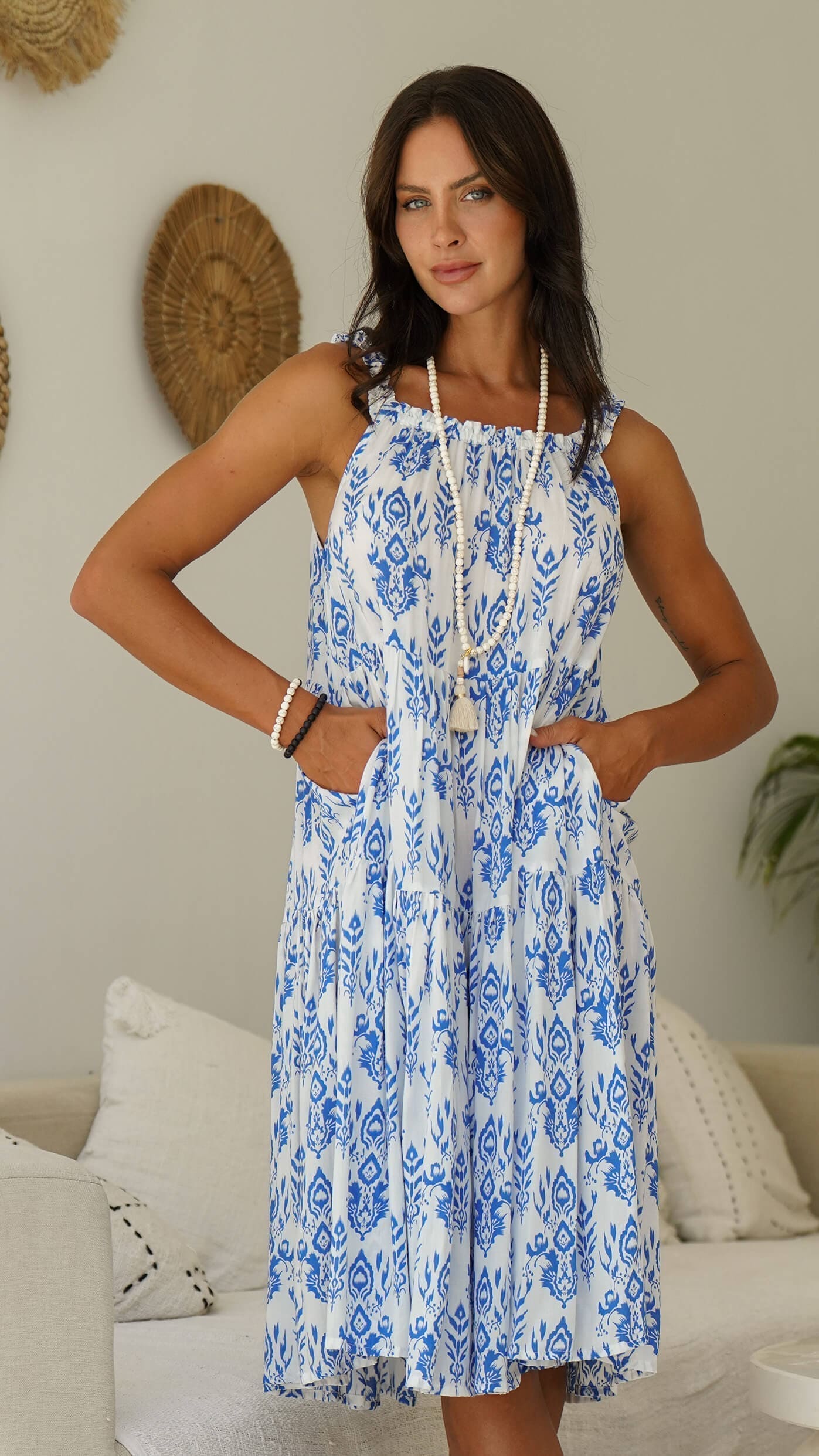 Blå og hvit vid stroppekjole