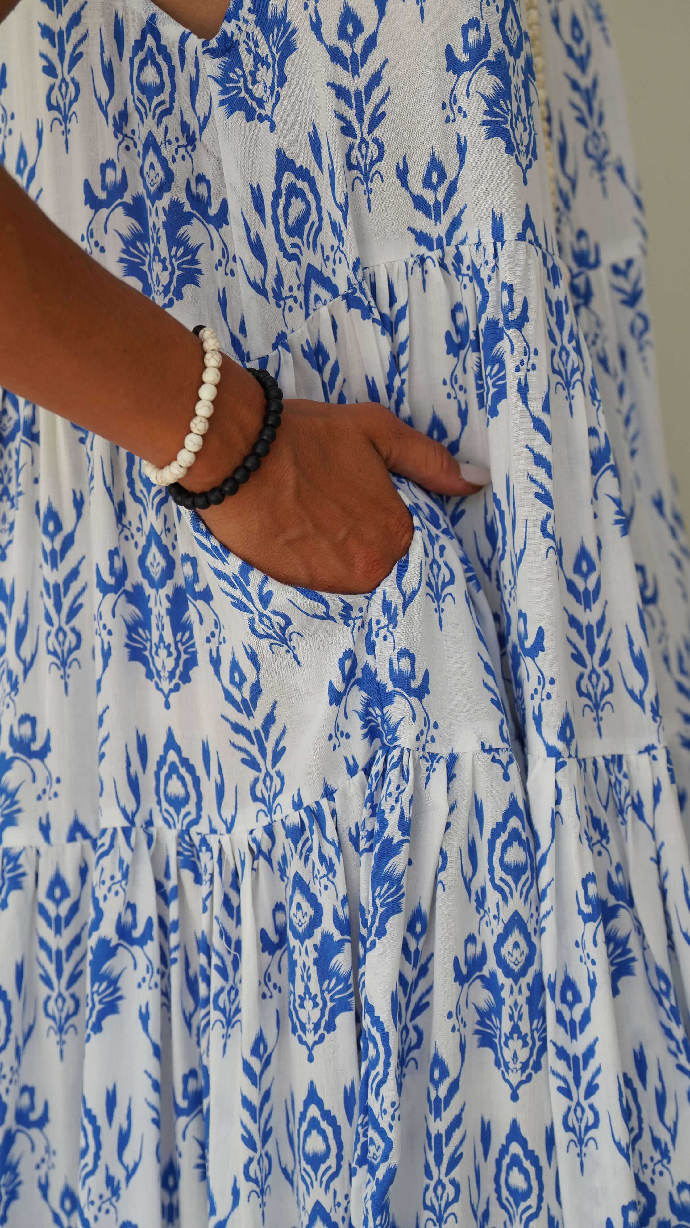 Blå og hvit vid stroppekjole