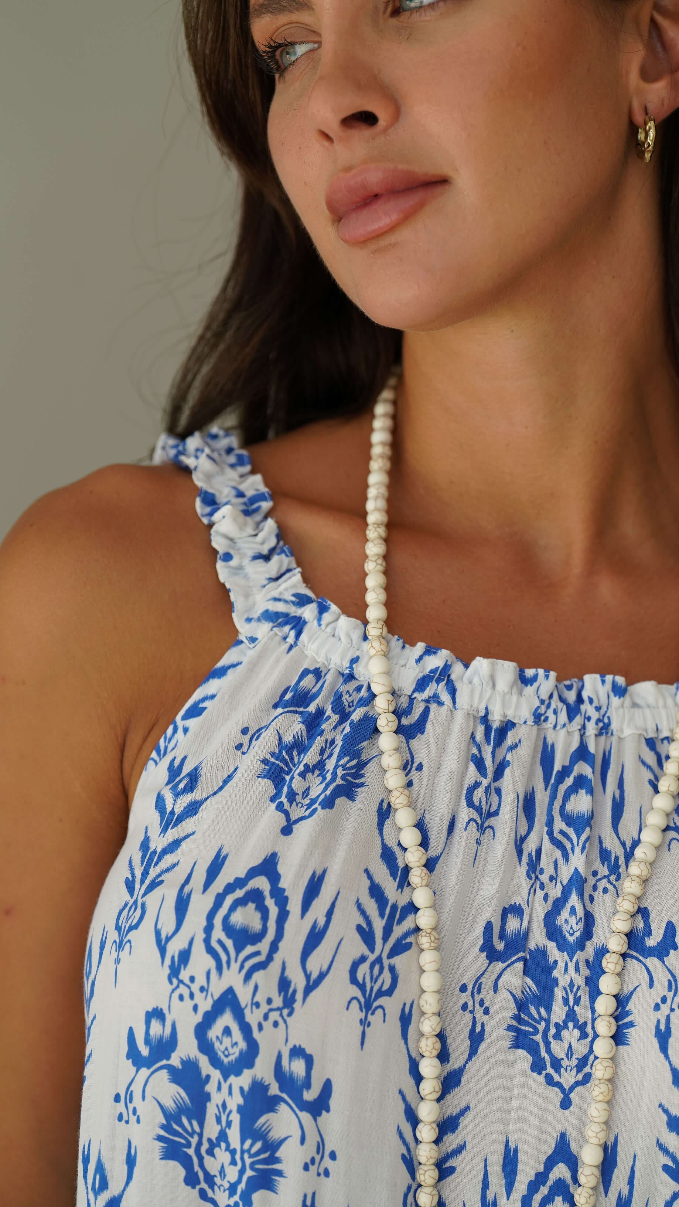 Blå og hvit vid stroppekjole