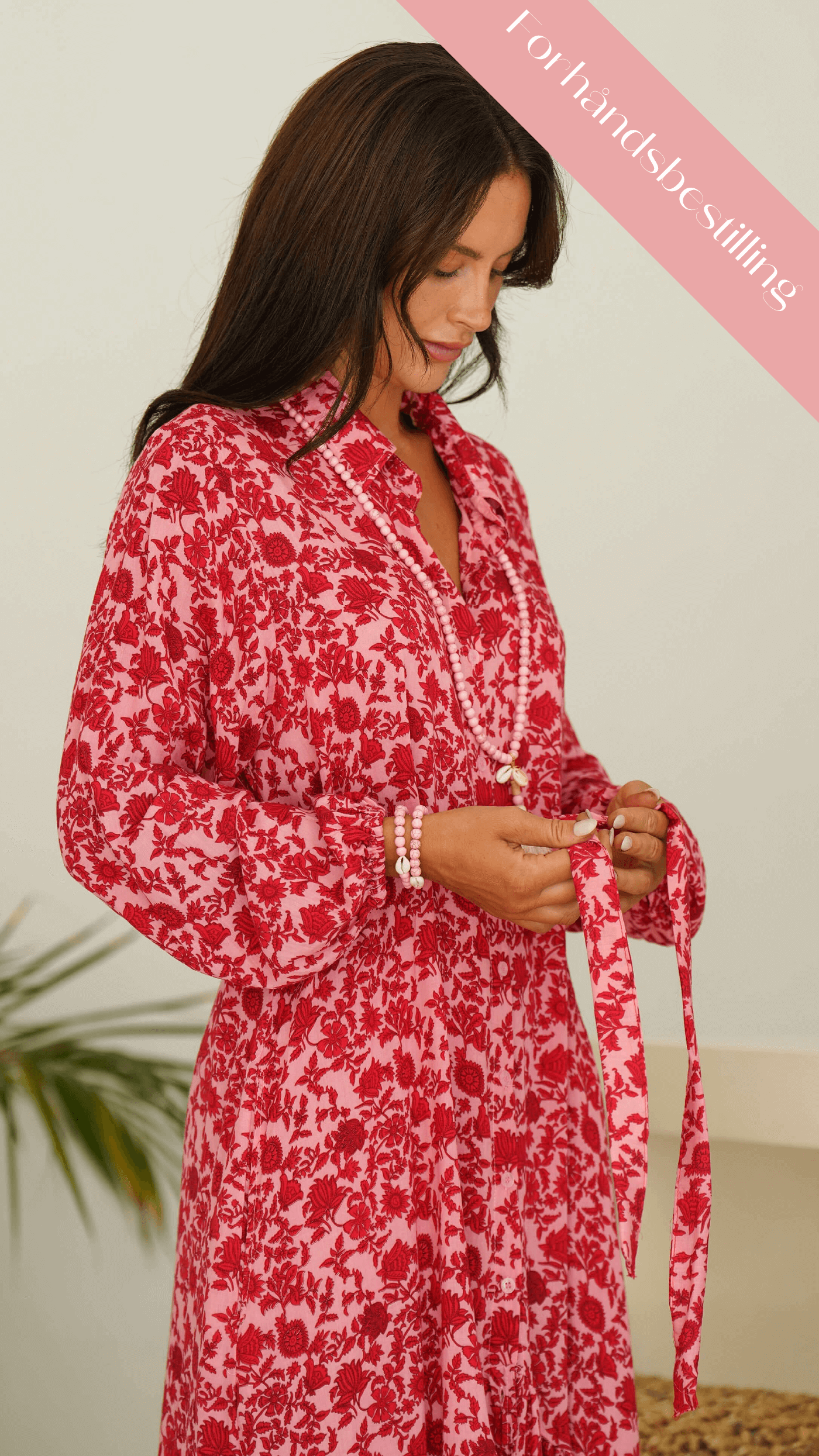 Rosa og rød kjole med knapper og krage - Kamelia maxikjole