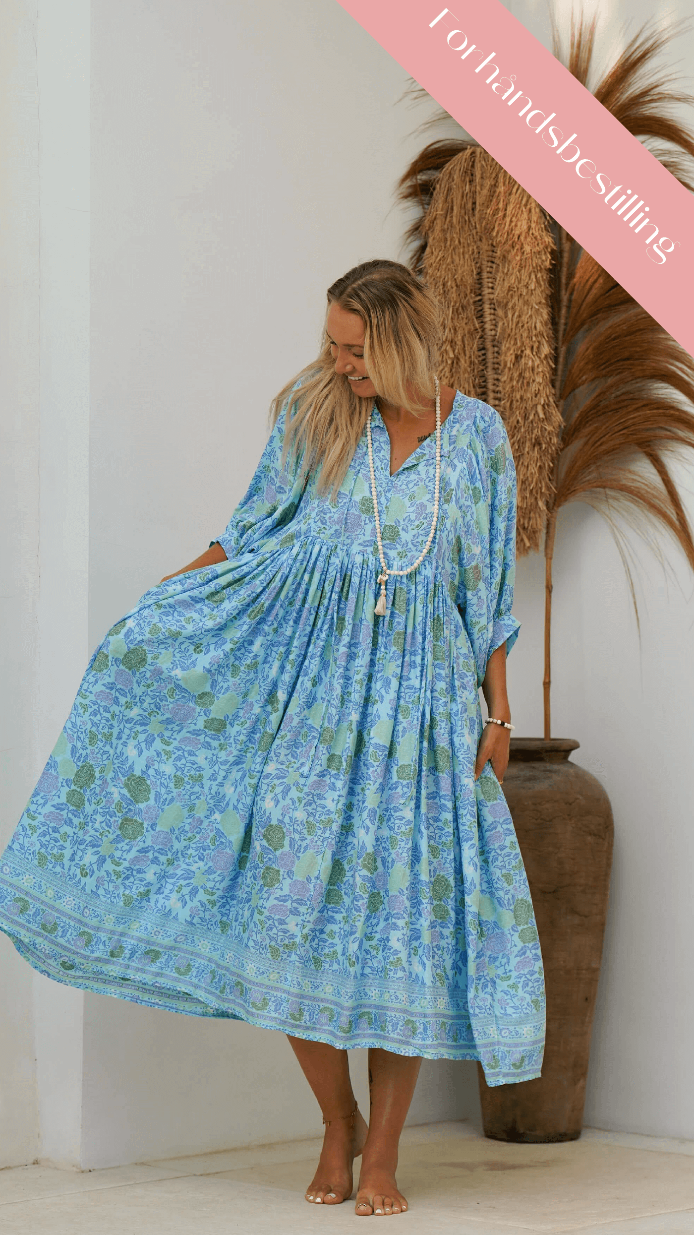 Lys turkis midikjole med blomster - Stokkrose sommerkjole