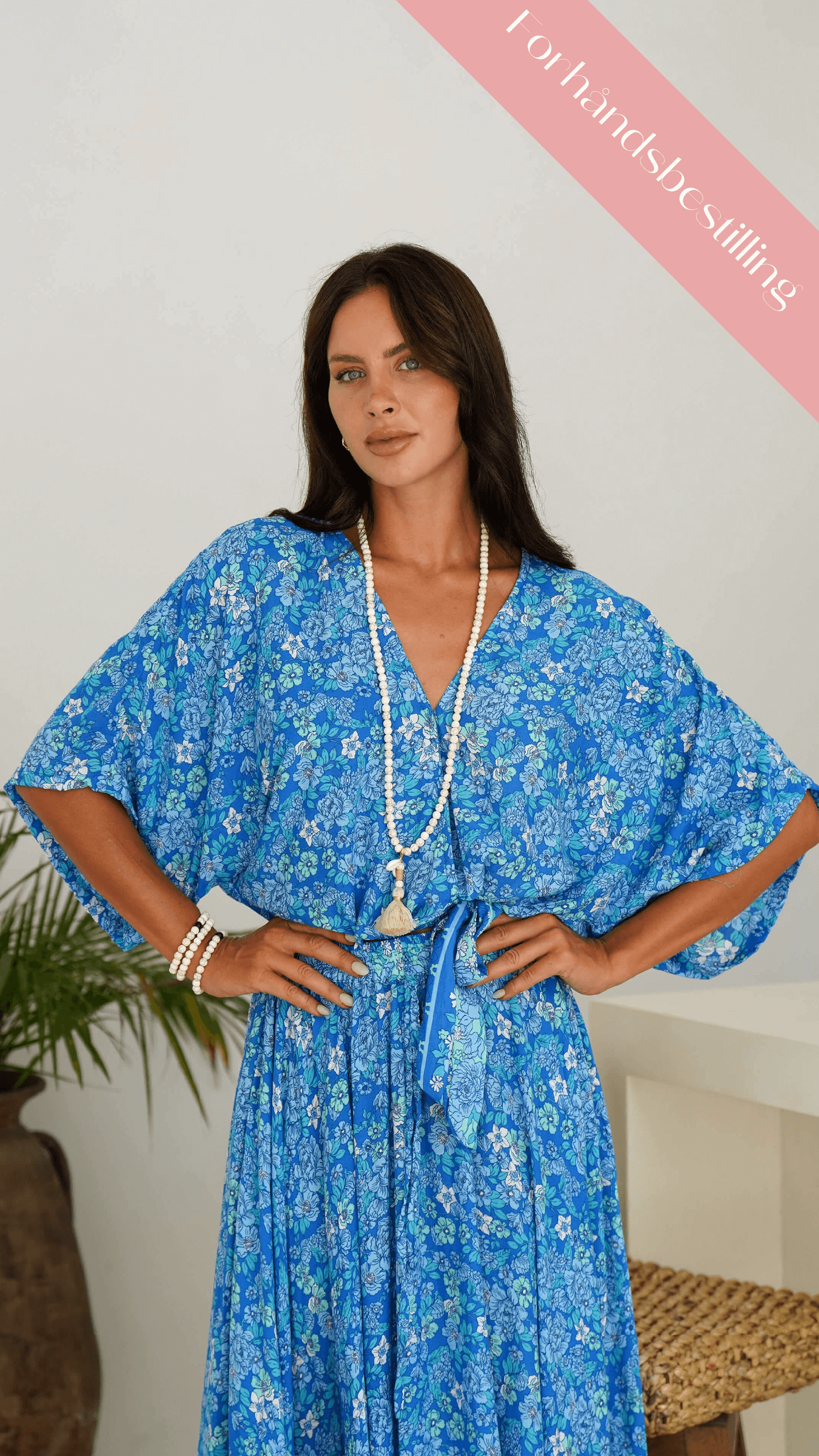 Blå kort sommertopp med blomster - Petunia topp