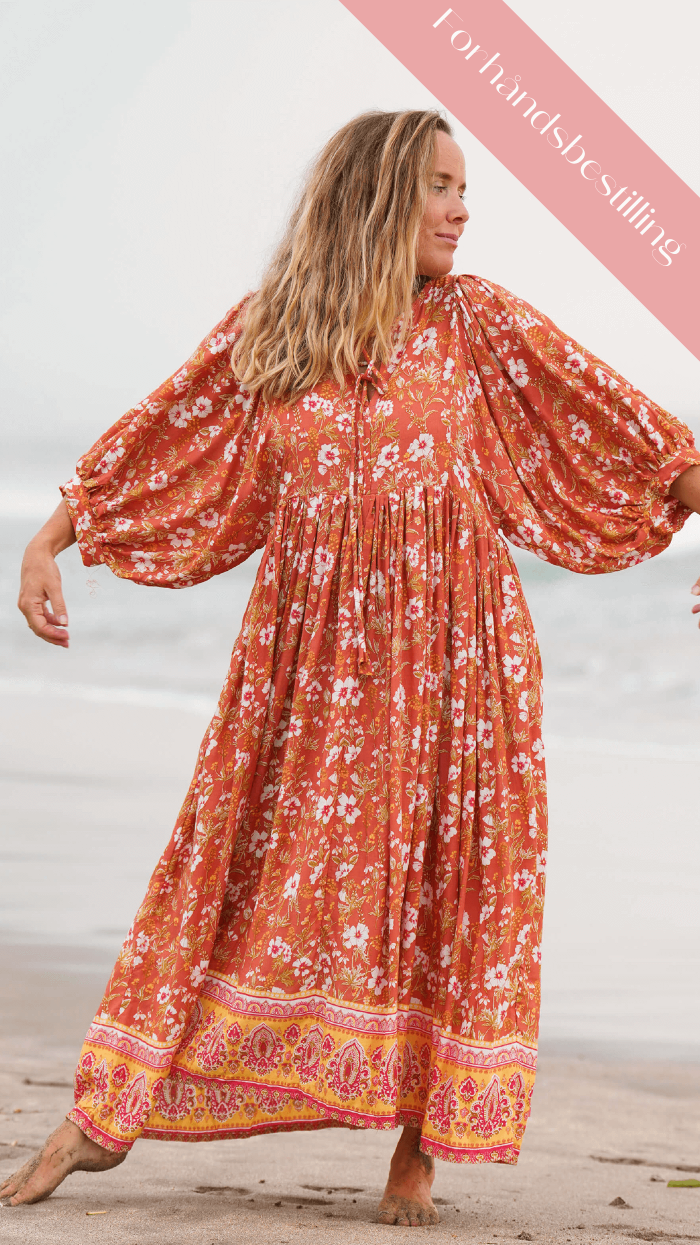 Orange bohemsk midikjole med lommer - Stokkrose sommerkjole