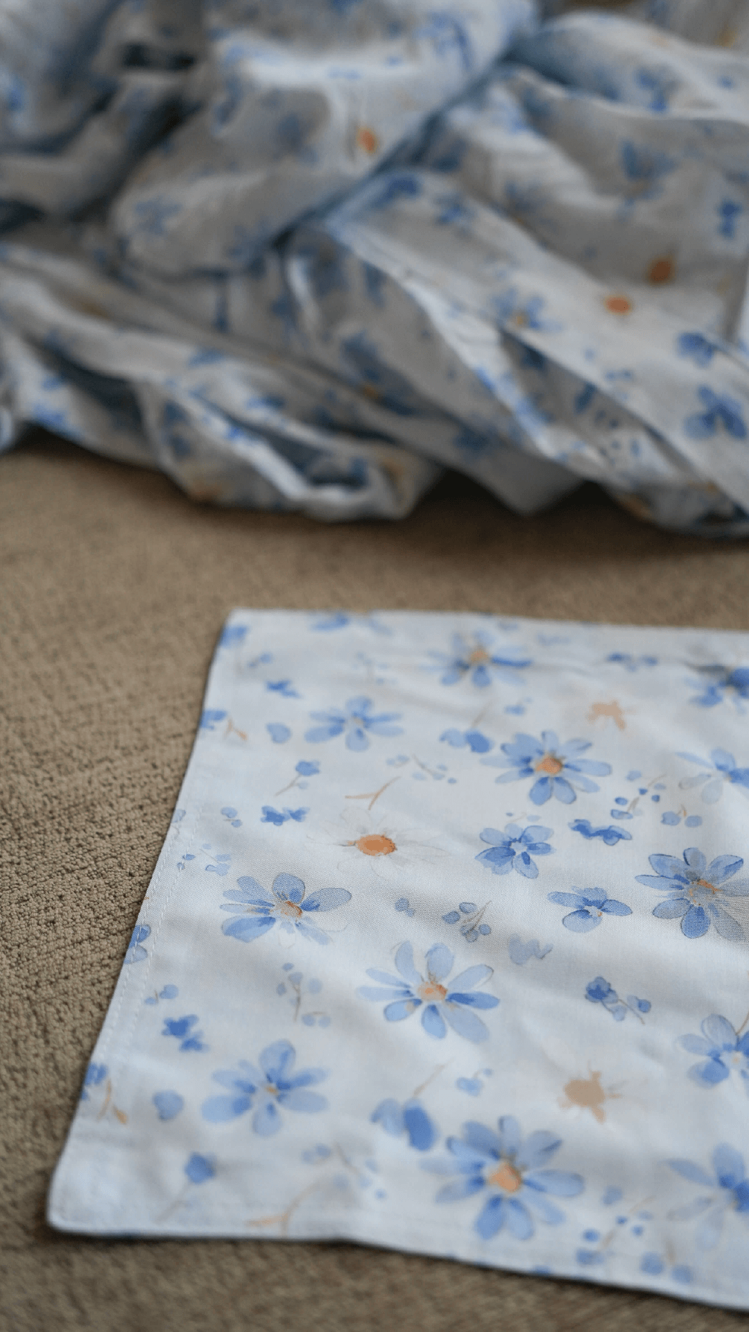 Lommetørkle i lyseblå blomster - Lotus hankie