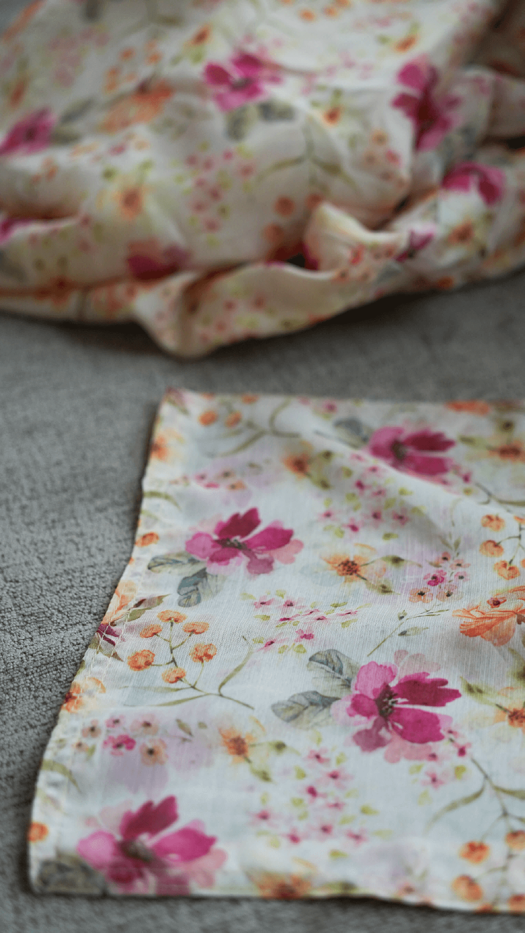 Lommetørkle smørgult med blomster - Lotus hankie