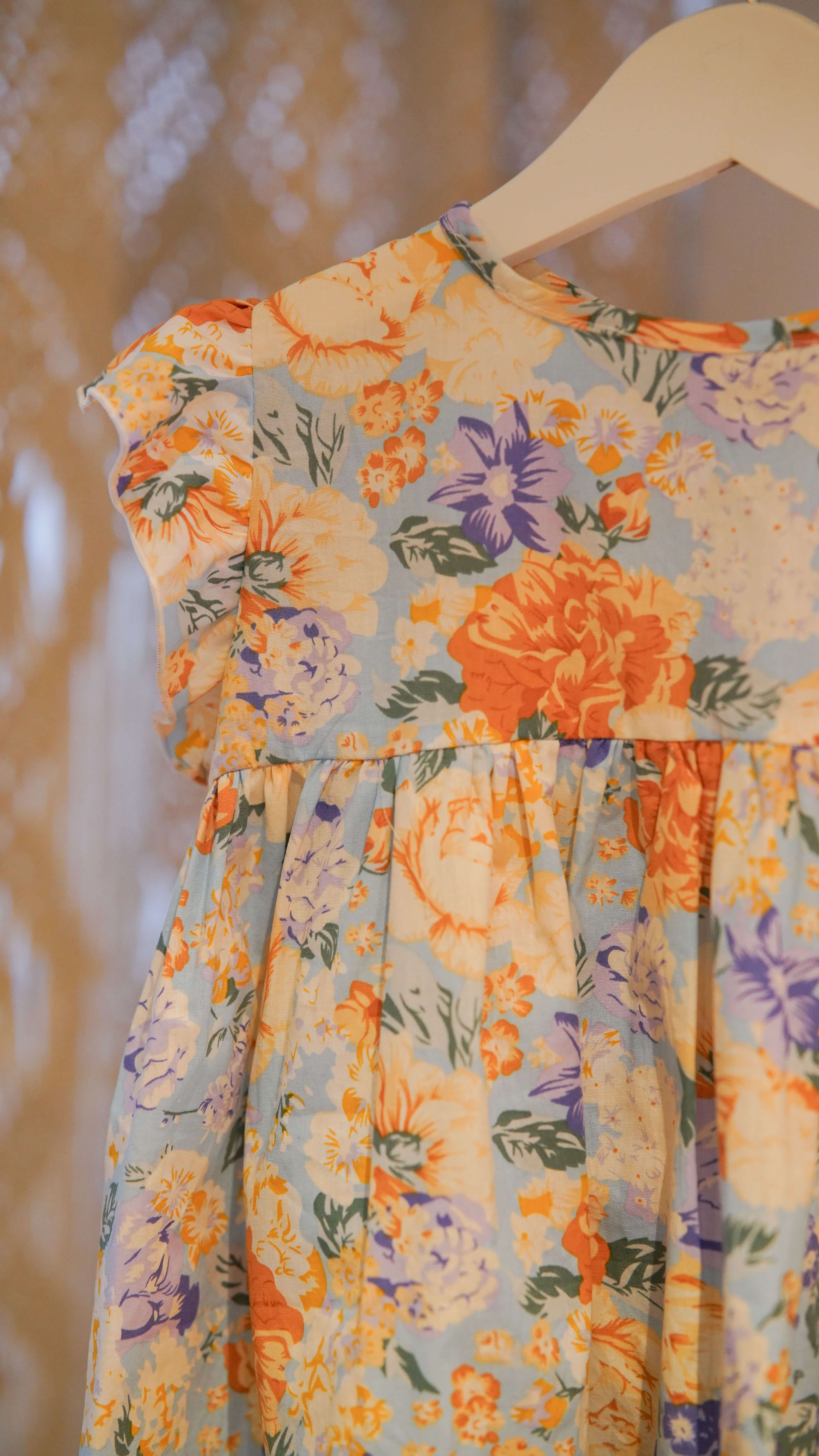 Barnekjole med blomsterprint