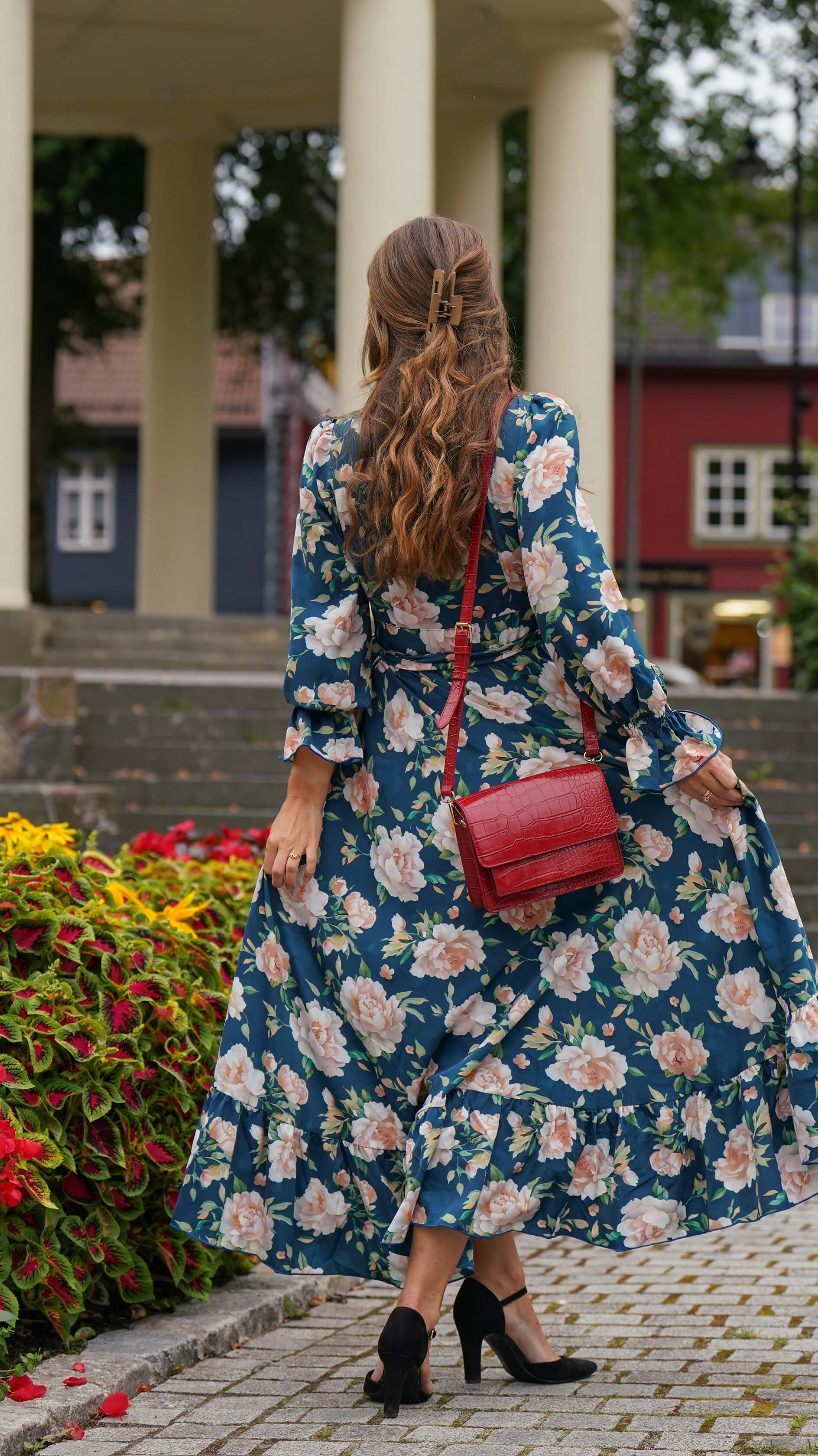 Havblå og hvit omslagskjole med store blomster - Syrin fotsid kjole