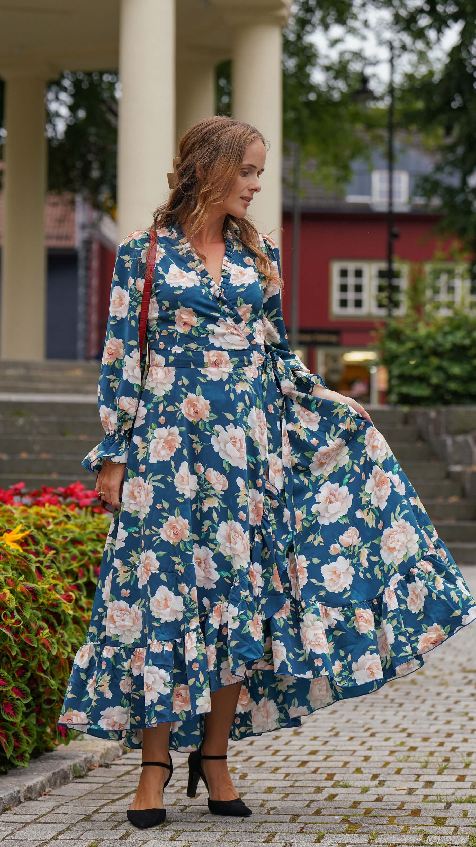 Havblå og hvit omslagskjole med store blomster - Syrin fotsid kjole