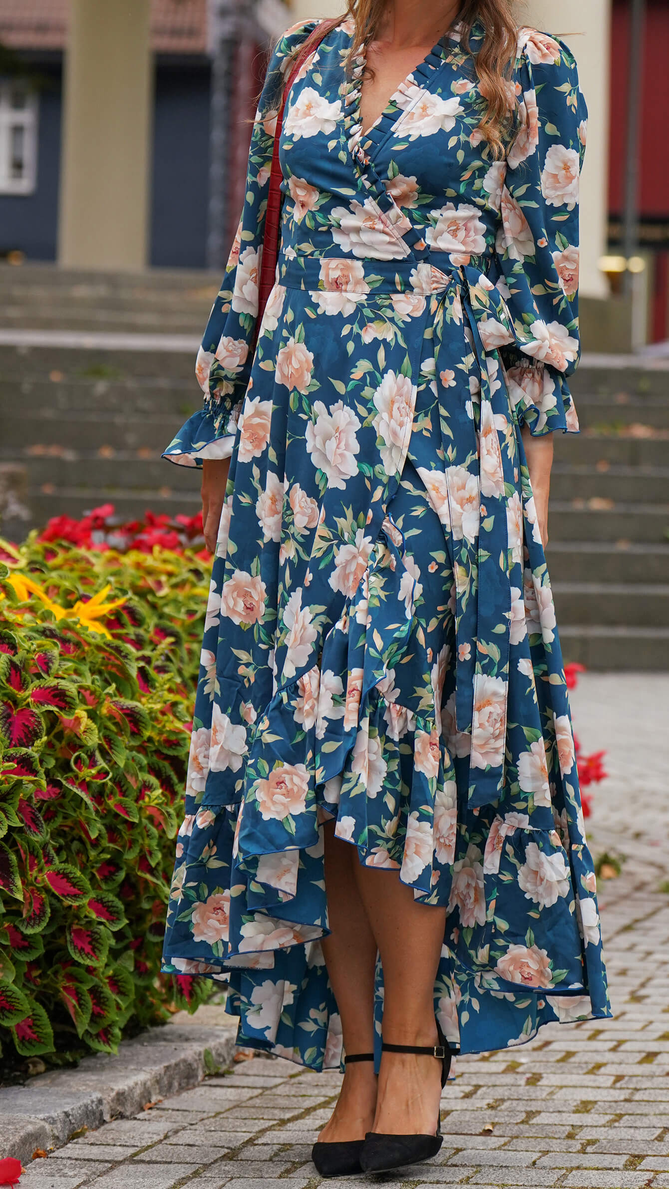Havblå og hvit omslagskjole med store blomster - Syrin fotsid kjole