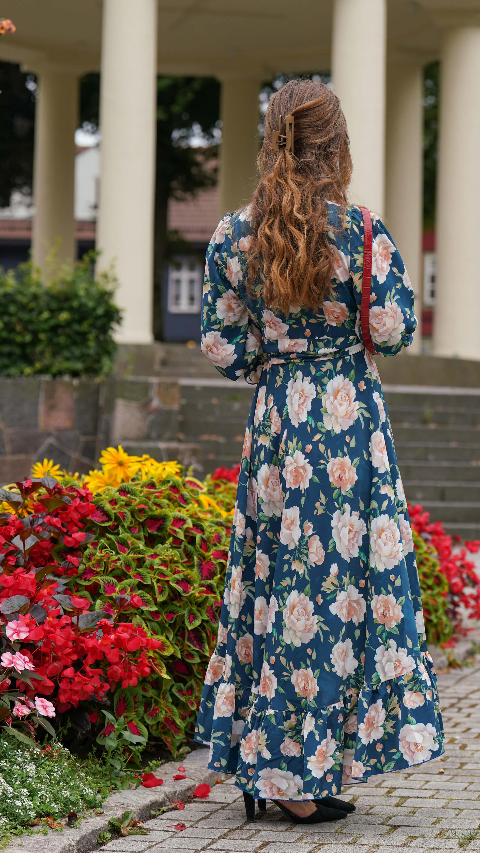 Havblå og hvit omslagskjole med store blomster - Syrin fotsid kjole