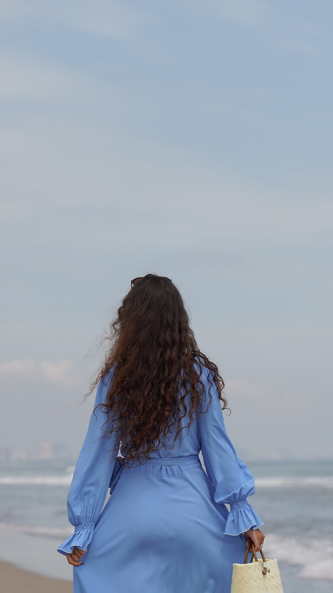 Blå ensfarget omslagskjole i bomull - Syrin fotsid kjole