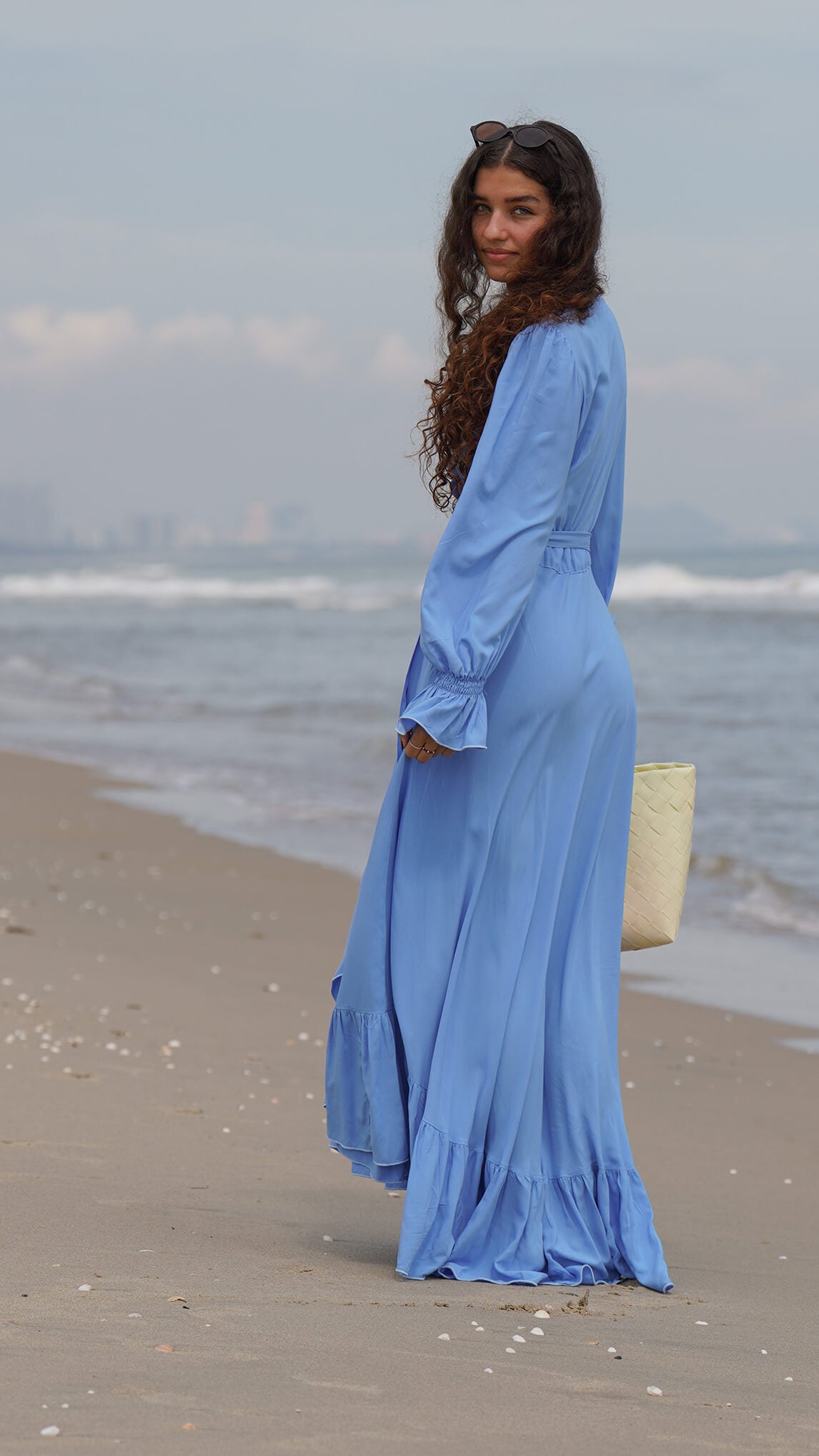 Blå ensfarget omslagskjole i bomull - Syrin fotsid kjole