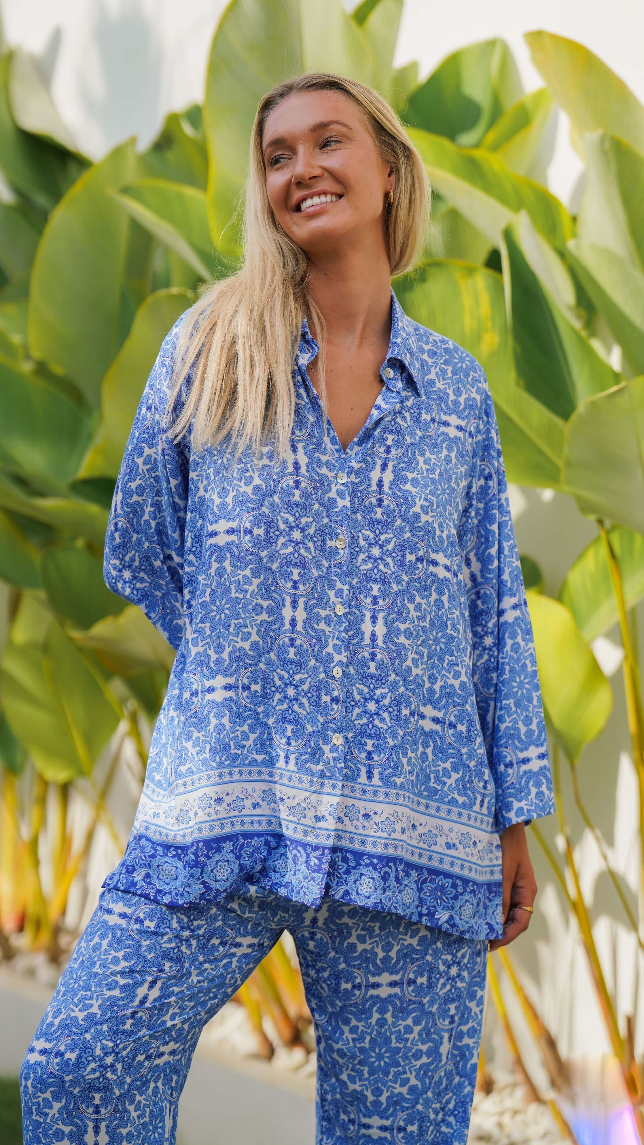 Blå og hvit luftig skjorte