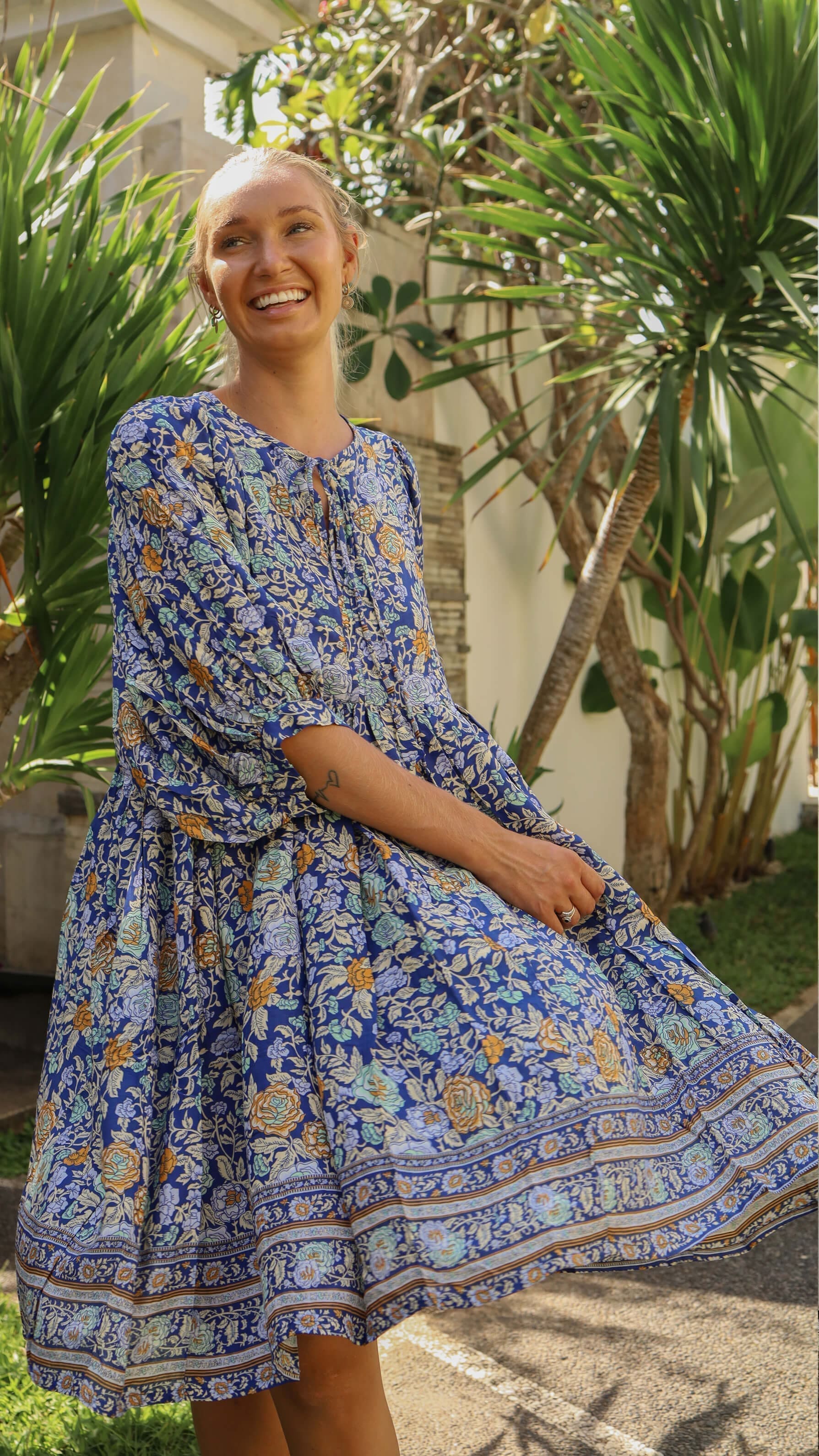 Mørkeblå kort kjole med lommer