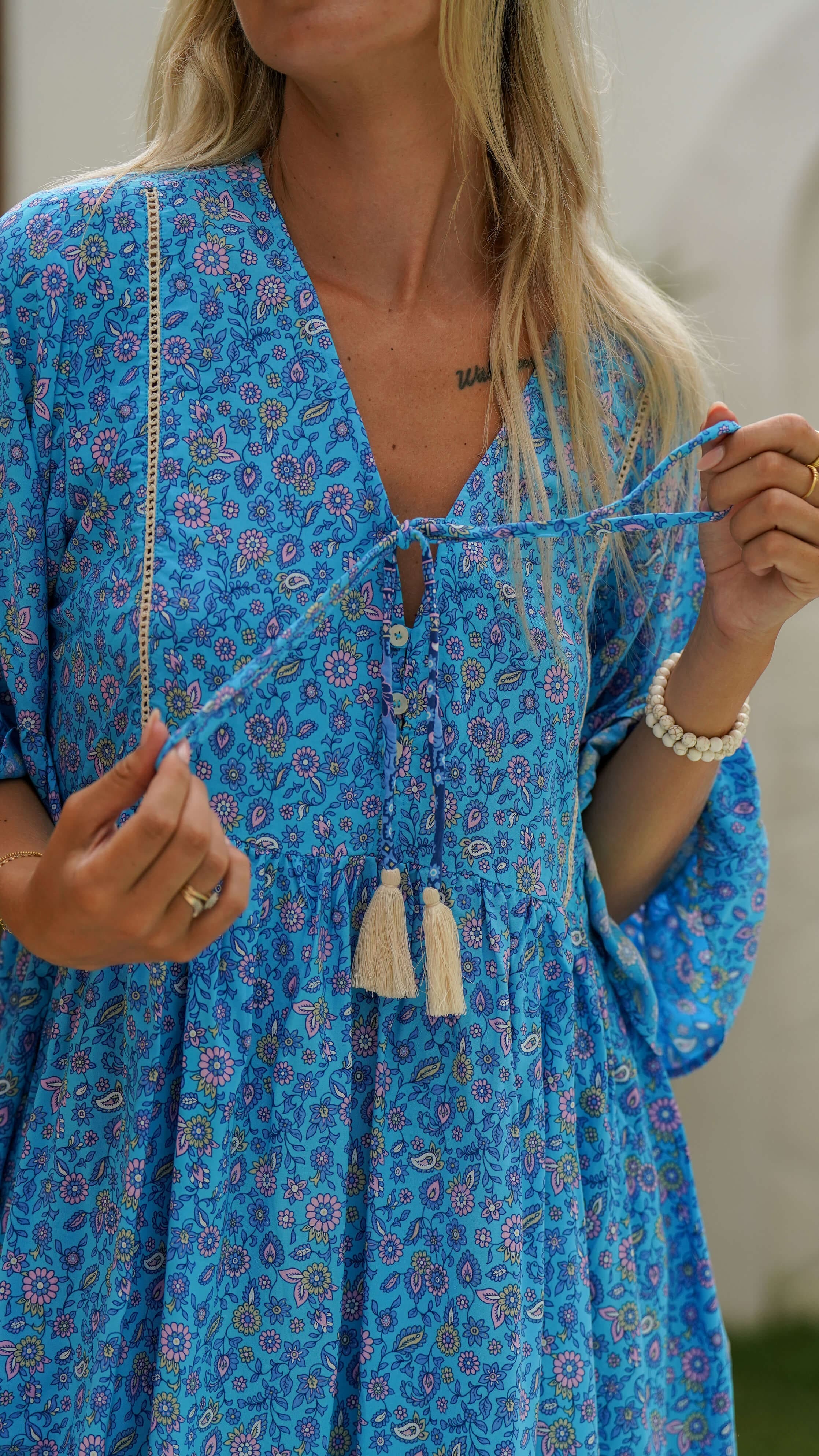 Klar blå bohemsk kjole