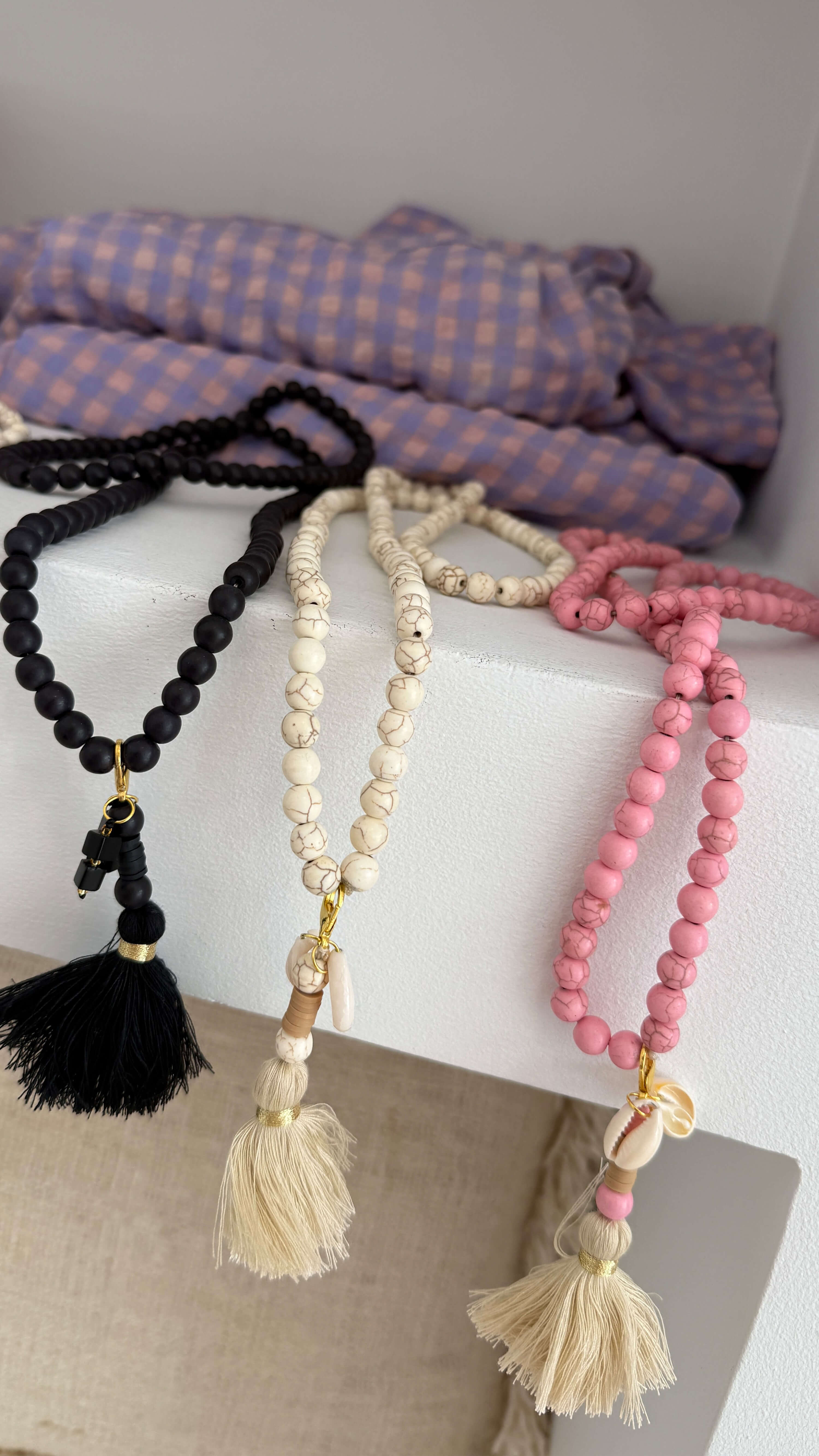 Hvitt perlesmykke av keramikk med dusk - Cosmos halskjede