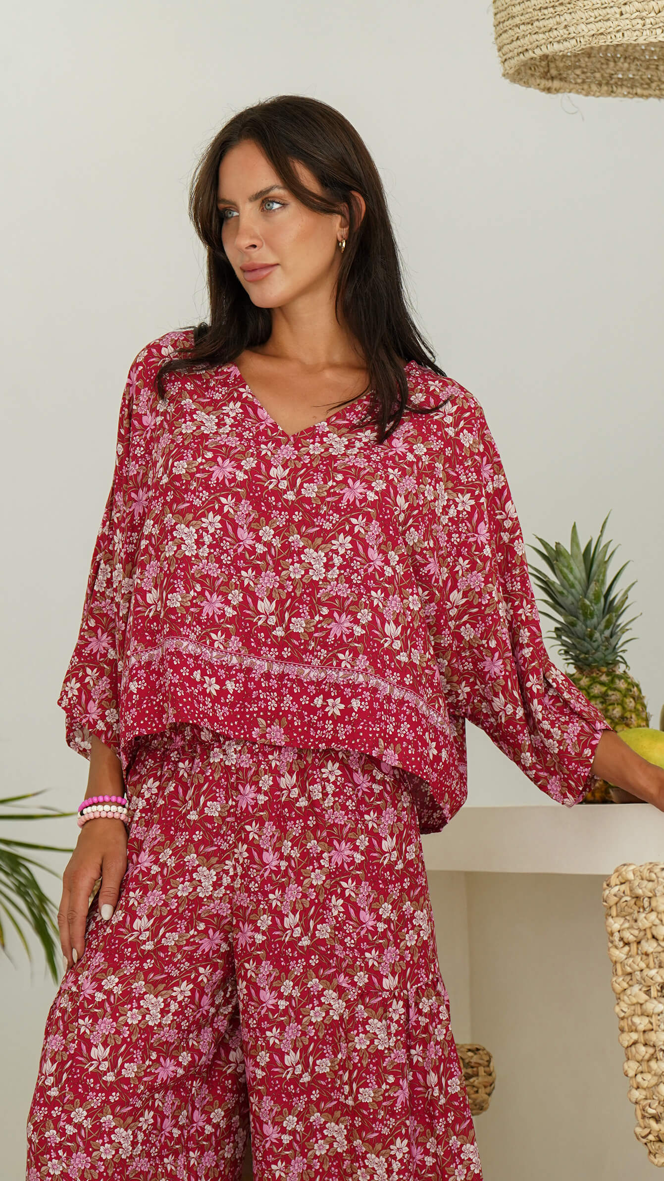 Luftig bluse i burgunder blomster - Alpefiol topp