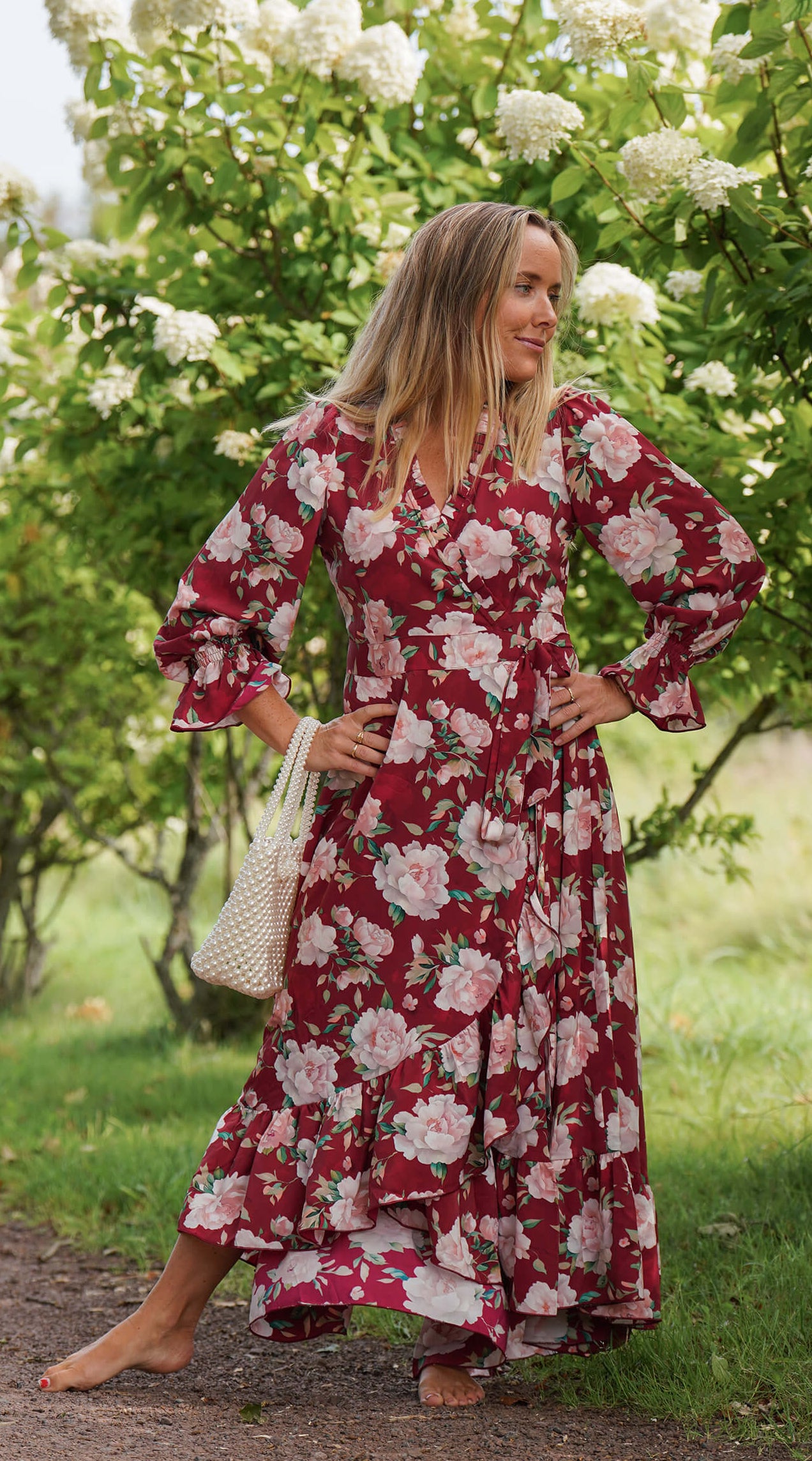 Burgunder omslagskjole med store blomster - Syrin fotsid kjole