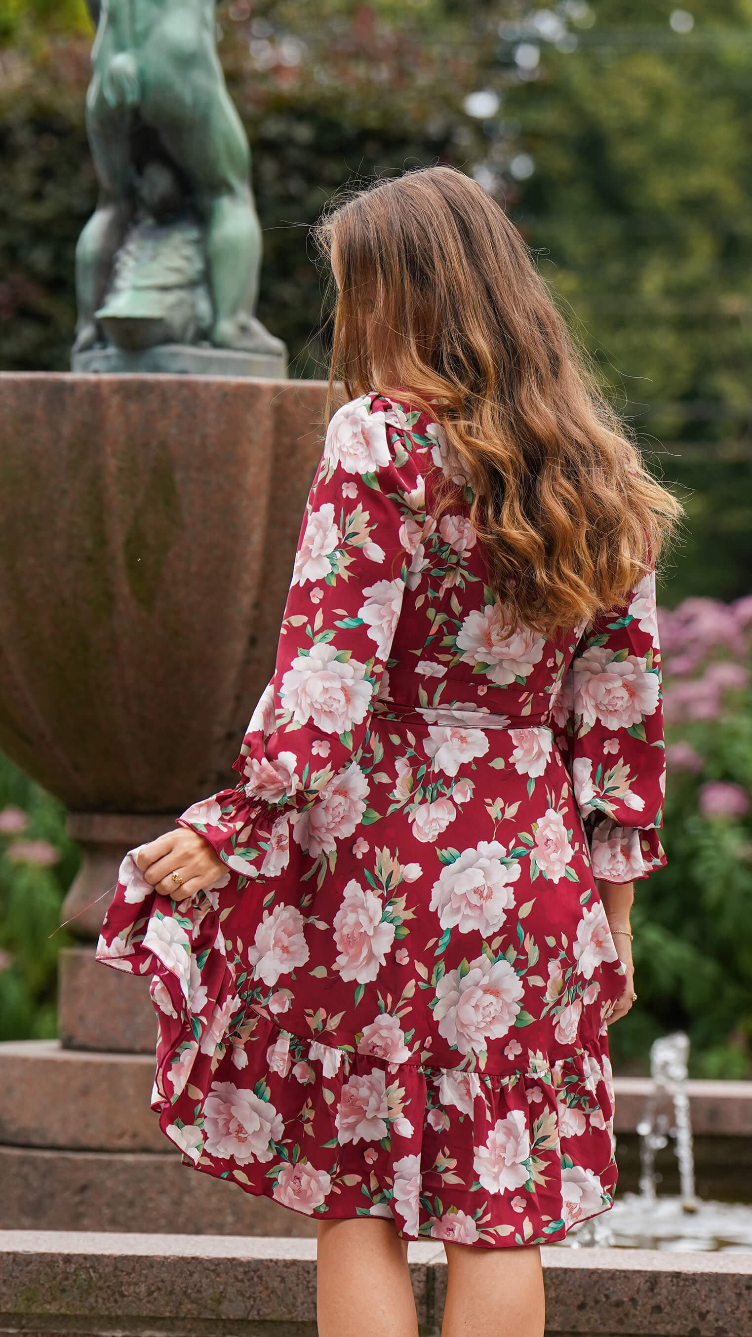 Kort burgunder omslagskjole med lange ermer - Syrin kjole