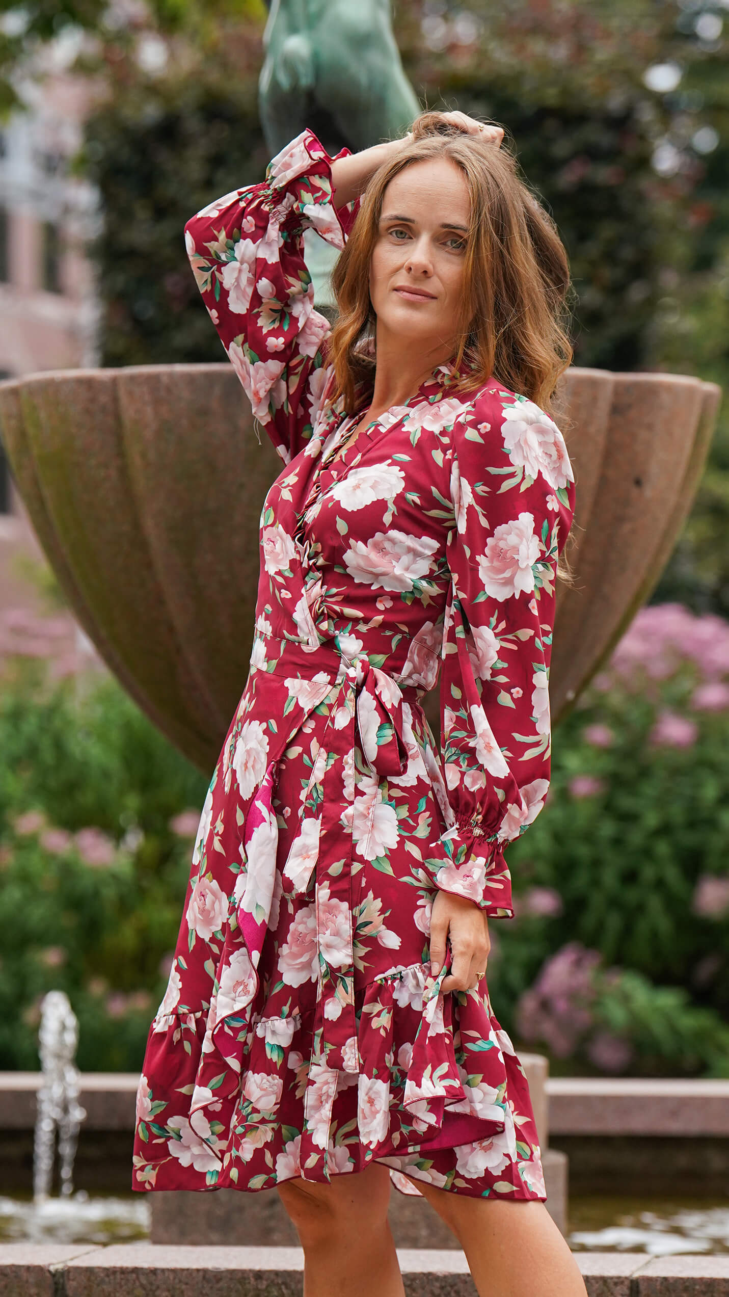 Kort burgunder omslagskjole med lange ermer - Syrin kjole