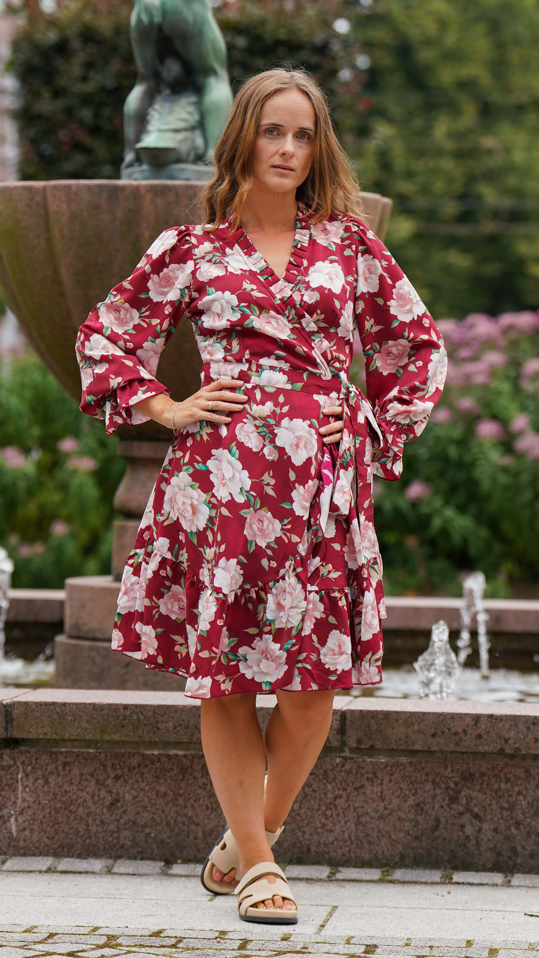 Kort burgunder omslagskjole med lange ermer - Syrin kjole