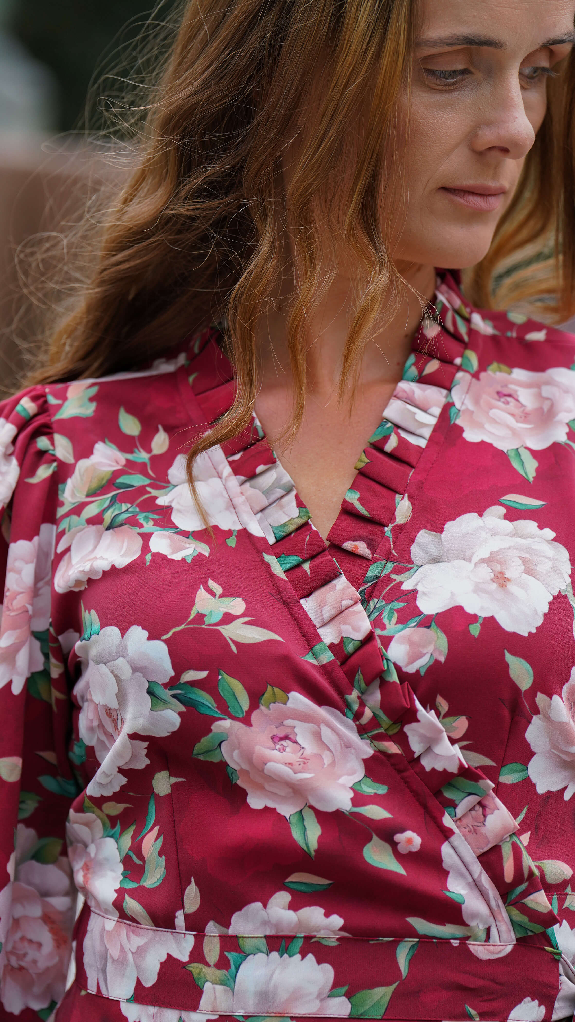 Kort burgunder omslagskjole med lange ermer - Syrin kjole