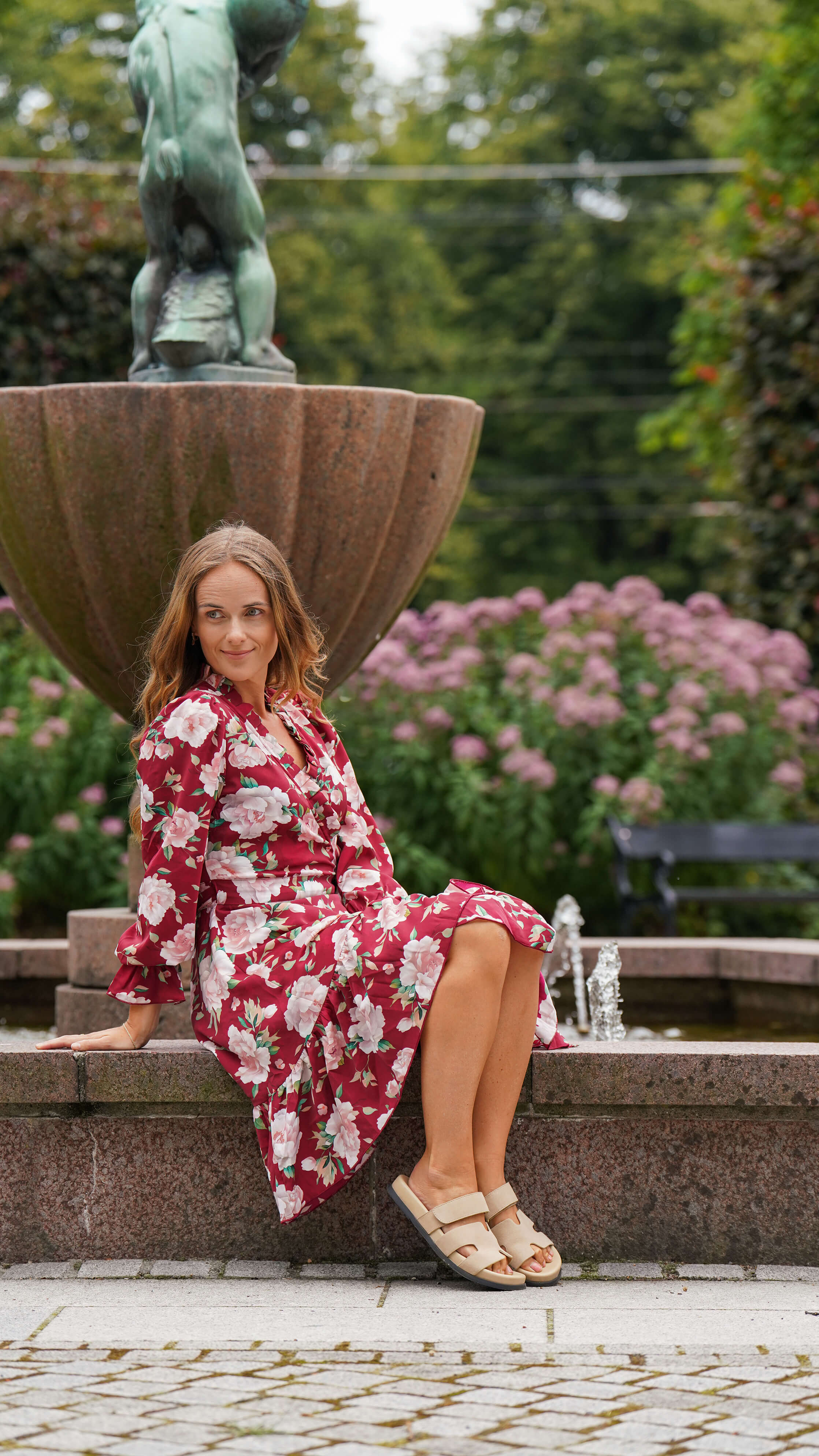 Kort burgunder omslagskjole med lange ermer - Syrin kjole