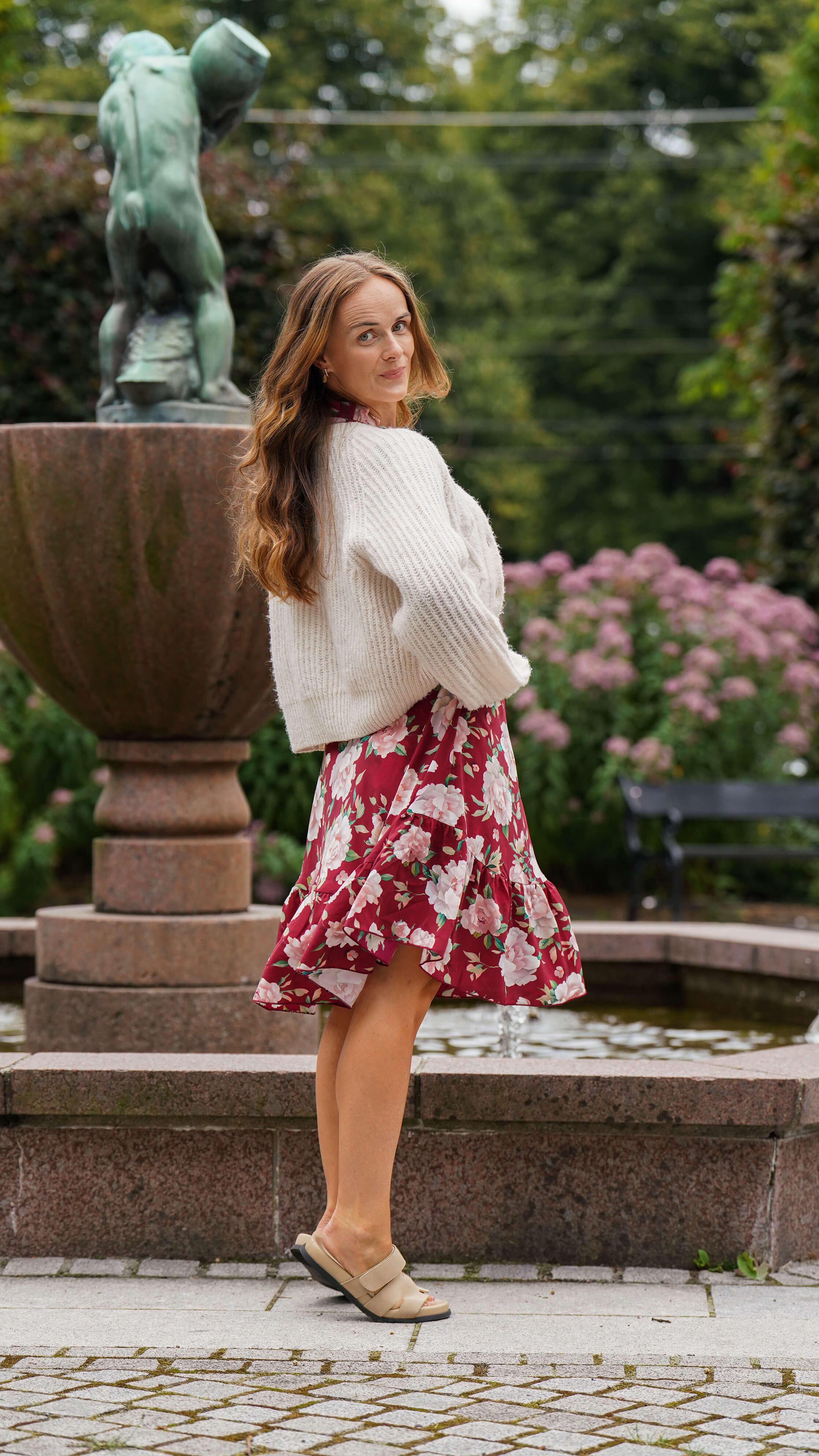 Kort burgunder omslagskjole med lange ermer - Syrin kjole