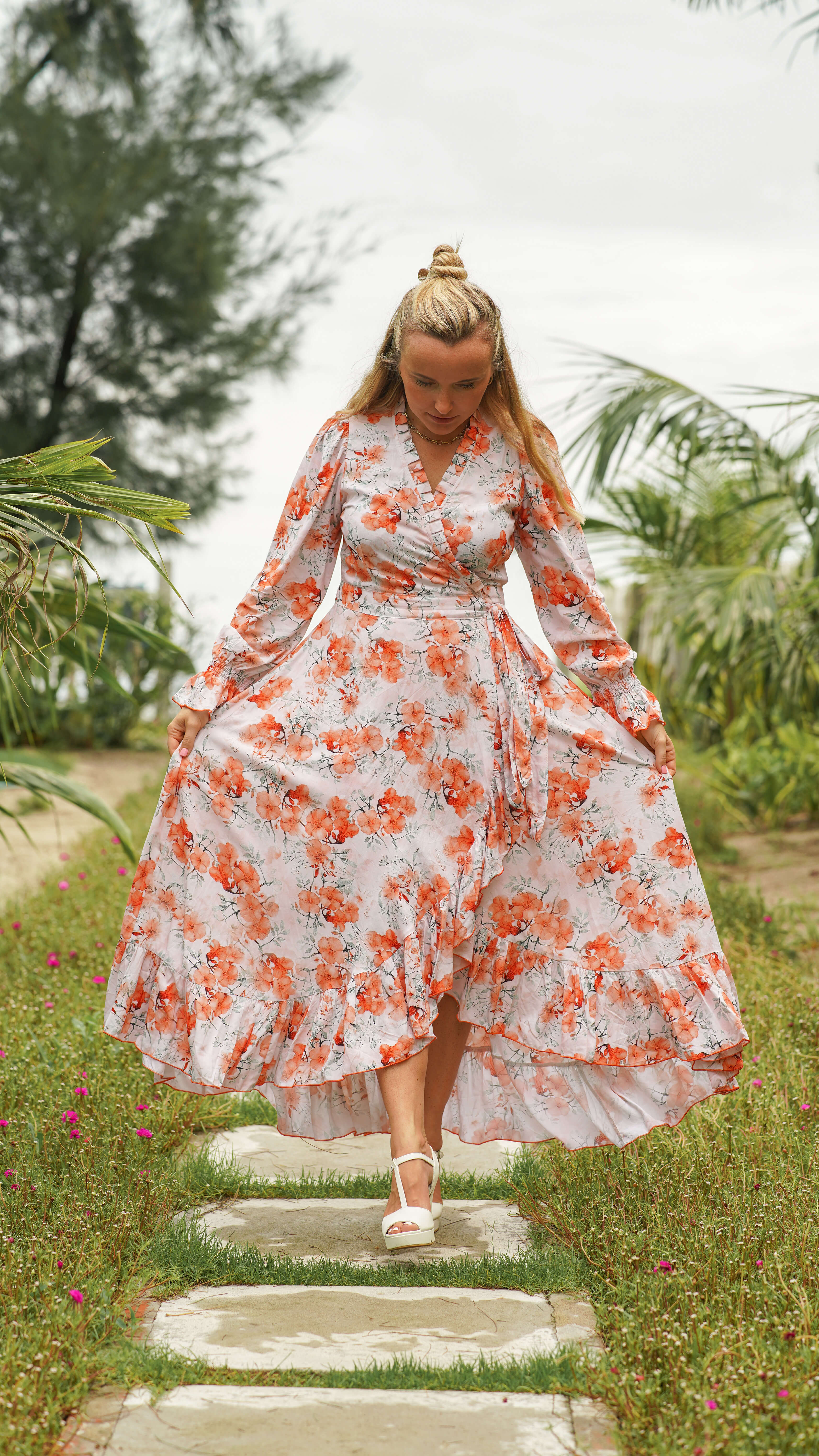 Fotsid omslagskjole med blomsterprint