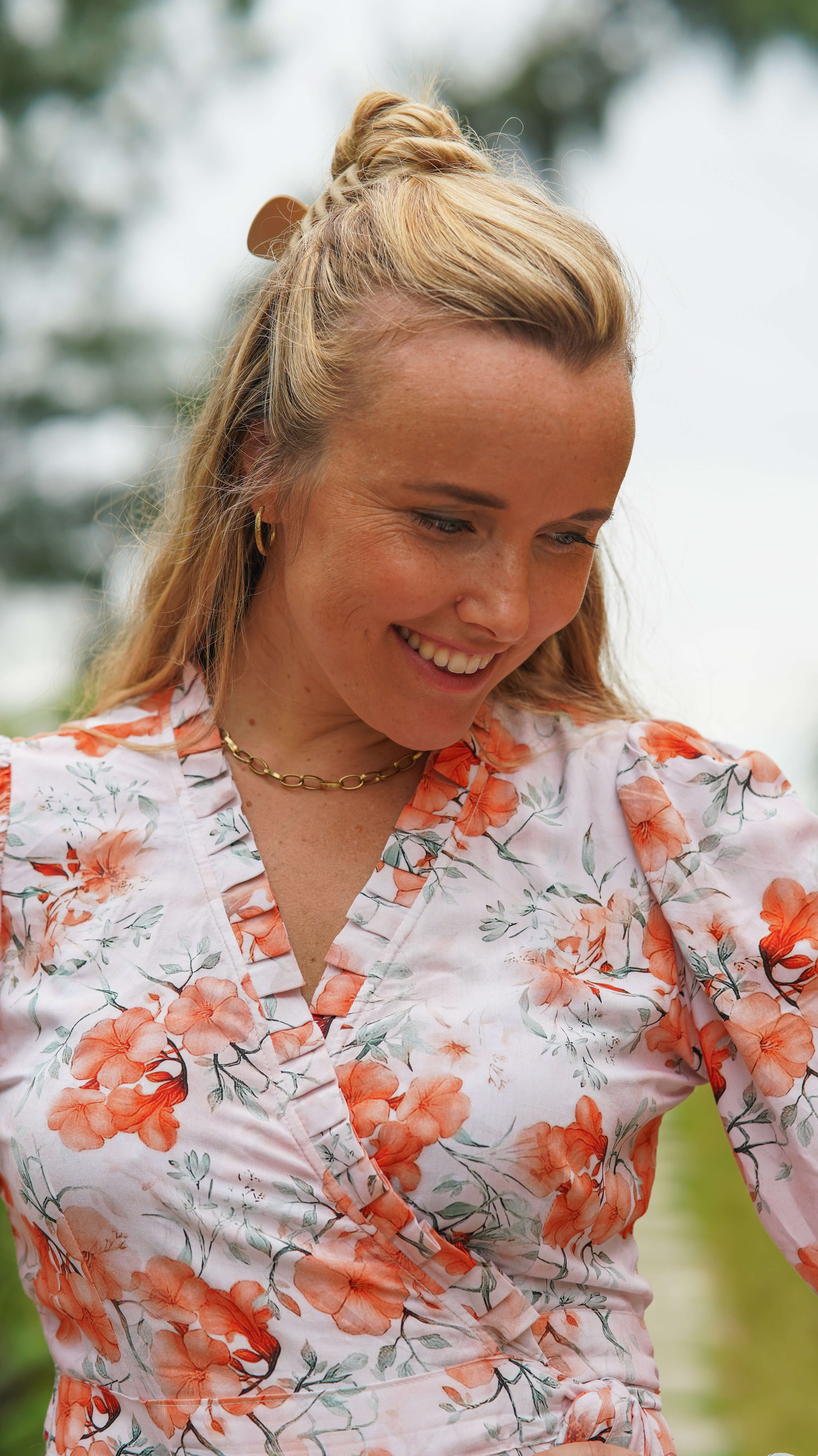 Fotsid omslagskjole med blomsterprint